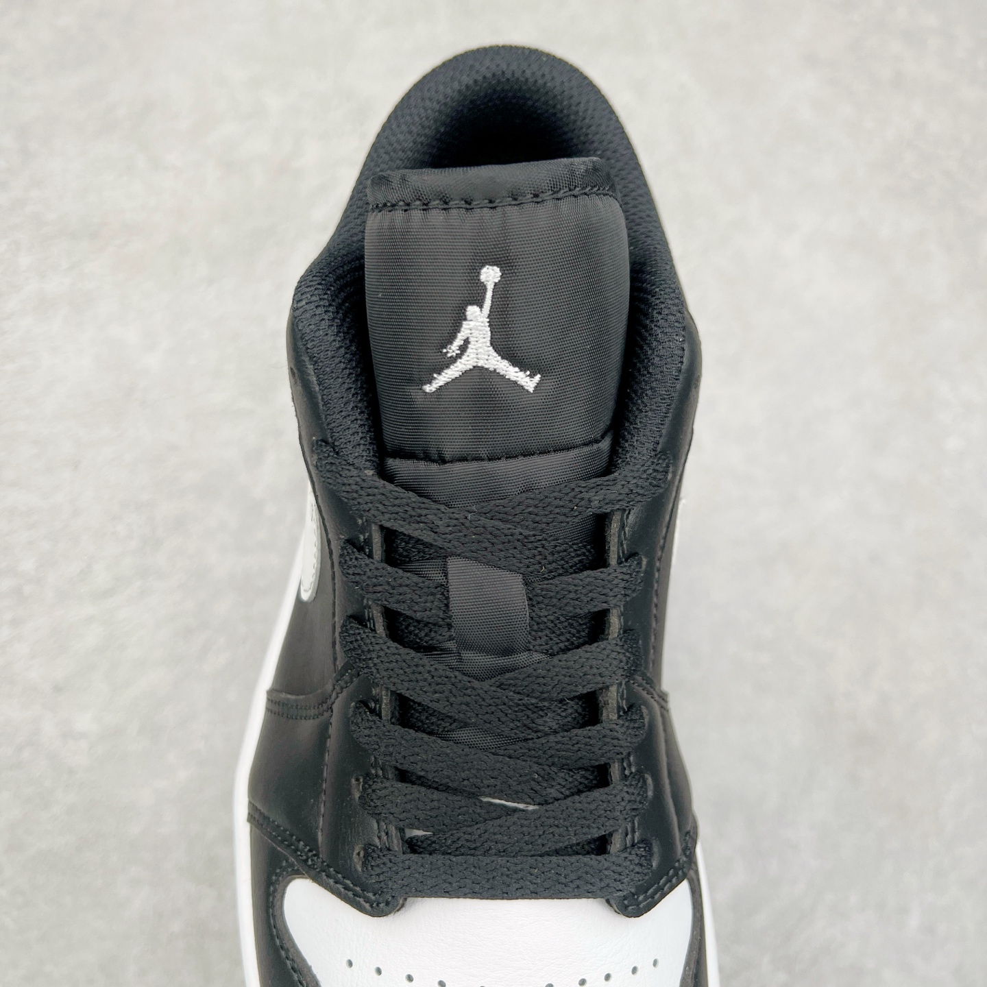 图片[5]-＃K版 Air Jordan AJ1 Low 低帮 黑白 553558-043 全新流水线出品 DT版本唯一平替选择 市场第二梯队最强版 全部原鞋开发 原楦原纸板开发 全鞋电脑针车 原厂内置全掌气垫 原盒内在原标 唯一Zp原版鞋带绑法 免检产品 全新2022版型 全头层皮料 完美零毛边处理 原厂配置全掌气垫 价格定位良心 几十个配色陆续出货 尺码：36 36.5 37.5 38 38.5 39 40 40.5 41 42 42.5 43 44 44.5 45 46 47.5-选品中心