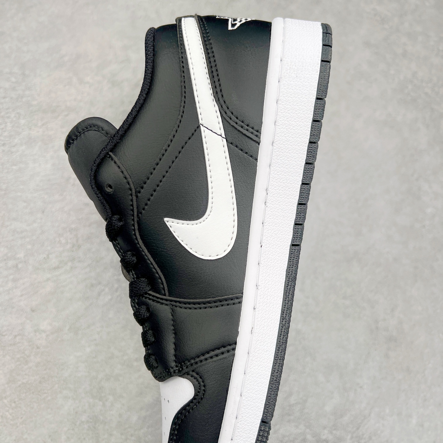 图片[7]-＃K版 Air Jordan AJ1 Low 低帮 黑白 553558-043 全新流水线出品 DT版本唯一平替选择 市场第二梯队最强版 全部原鞋开发 原楦原纸板开发 全鞋电脑针车 原厂内置全掌气垫 原盒内在原标 唯一Zp原版鞋带绑法 免检产品 全新2022版型 全头层皮料 完美零毛边处理 原厂配置全掌气垫 价格定位良心 几十个配色陆续出货 尺码：36 36.5 37.5 38 38.5 39 40 40.5 41 42 42.5 43 44 44.5 45 46 47.5-选品中心