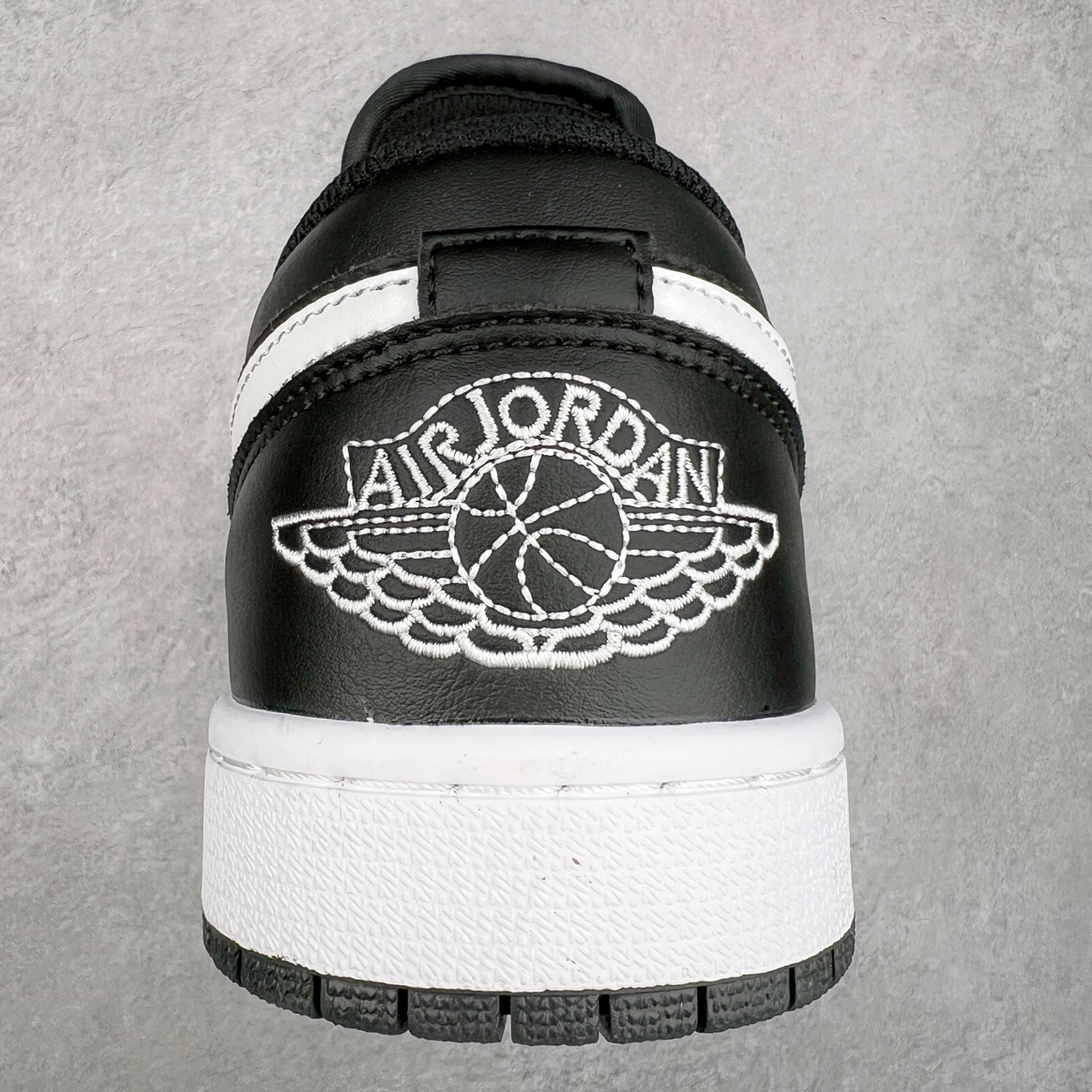 图片[8]-＃K版 Air Jordan AJ1 Low 低帮 黑白 553558-043 全新流水线出品 DT版本唯一平替选择 市场第二梯队最强版 全部原鞋开发 原楦原纸板开发 全鞋电脑针车 原厂内置全掌气垫 原盒内在原标 唯一Zp原版鞋带绑法 免检产品 全新2022版型 全头层皮料 完美零毛边处理 原厂配置全掌气垫 价格定位良心 几十个配色陆续出货 尺码：36 36.5 37.5 38 38.5 39 40 40.5 41 42 42.5 43 44 44.5 45 46 47.5-选品中心