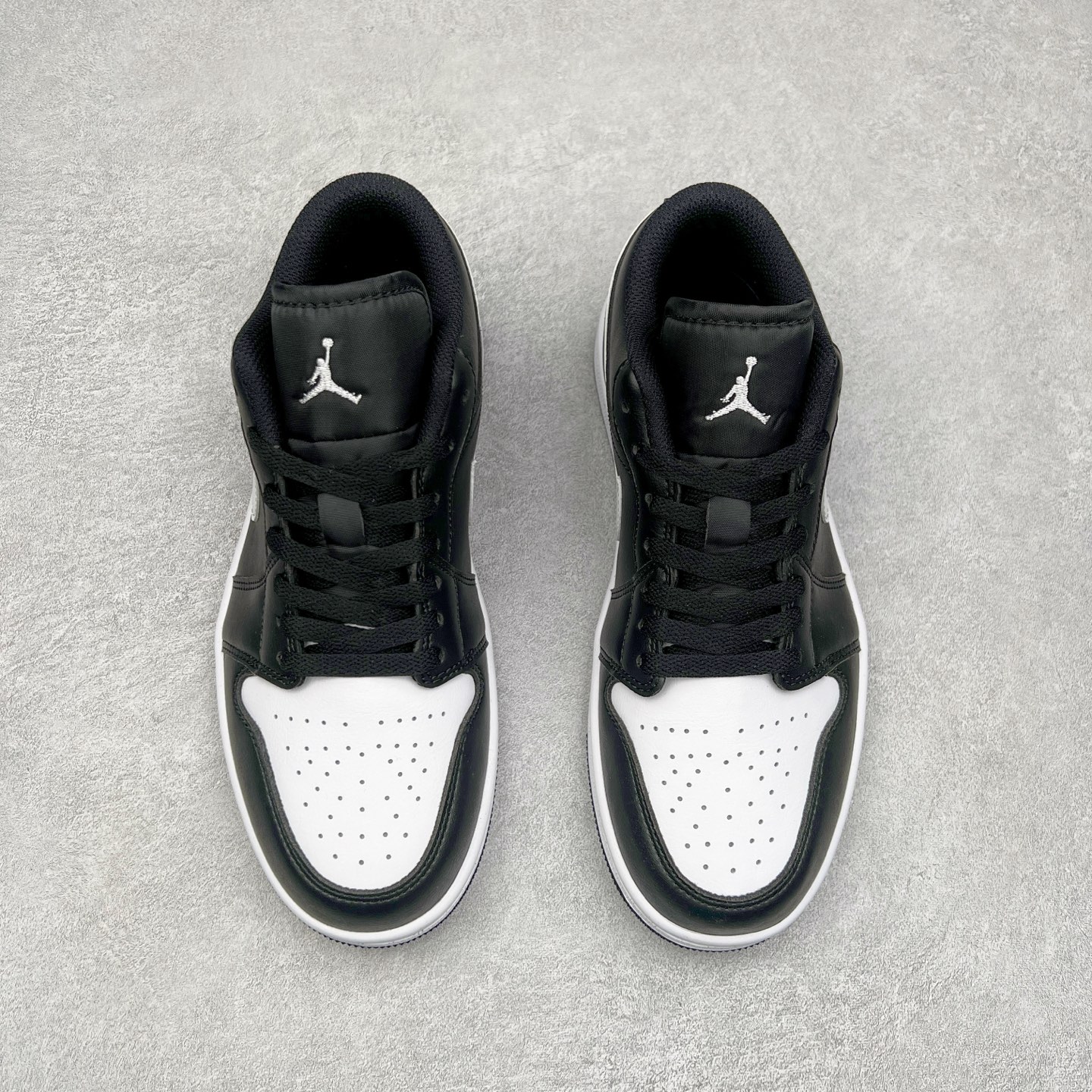 图片[2]-＃K版 Air Jordan AJ1 Low 低帮 黑白 553558-043 全新流水线出品 DT版本唯一平替选择 市场第二梯队最强版 全部原鞋开发 原楦原纸板开发 全鞋电脑针车 原厂内置全掌气垫 原盒内在原标 唯一Zp原版鞋带绑法 免检产品 全新2022版型 全头层皮料 完美零毛边处理 原厂配置全掌气垫 价格定位良心 几十个配色陆续出货 尺码：36 36.5 37.5 38 38.5 39 40 40.5 41 42 42.5 43 44 44.5 45 46 47.5-选品中心