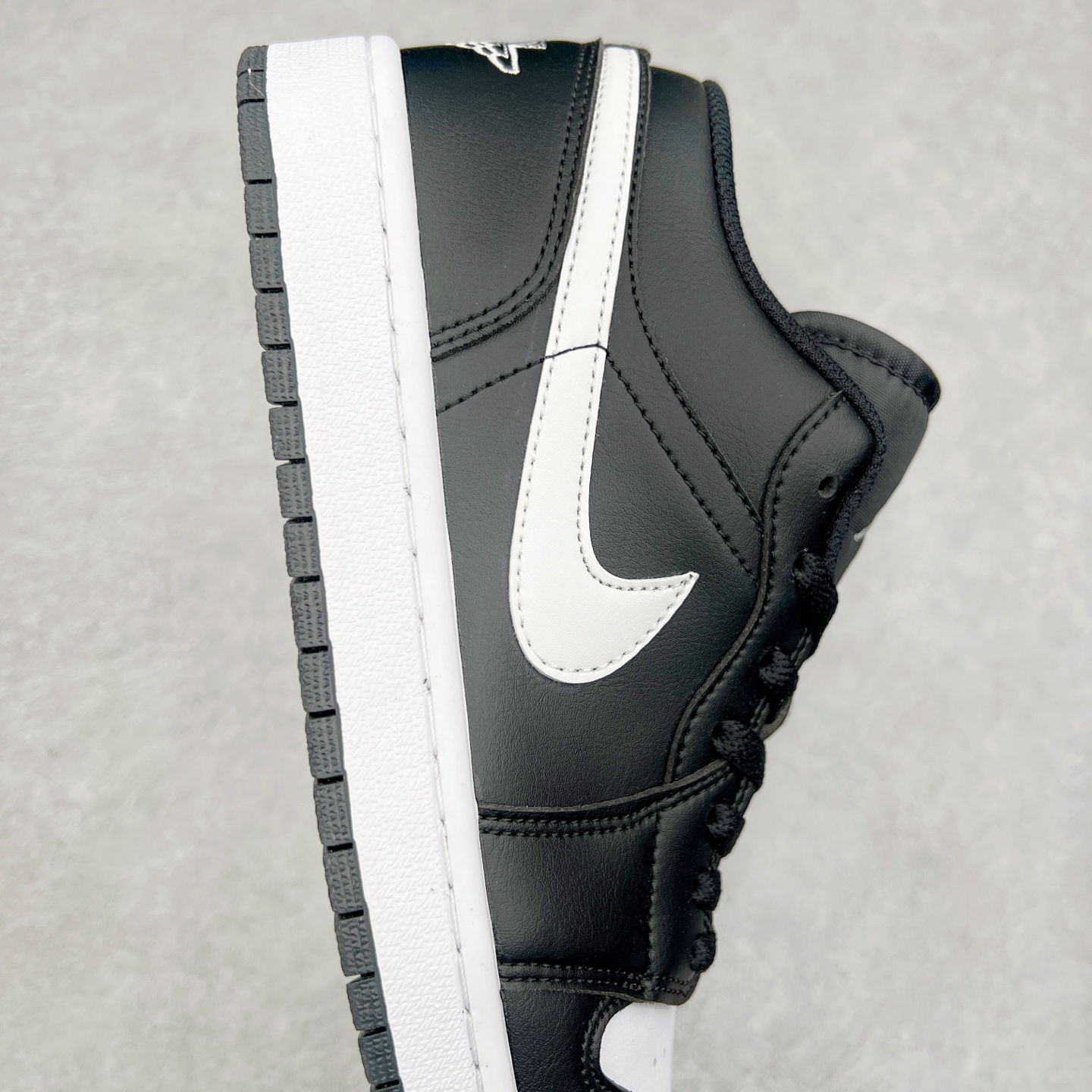 图片[6]-＃K版 Air Jordan AJ1 Low 低帮 黑白 553558-043 全新流水线出品 DT版本唯一平替选择 市场第二梯队最强版 全部原鞋开发 原楦原纸板开发 全鞋电脑针车 原厂内置全掌气垫 原盒内在原标 唯一Zp原版鞋带绑法 免检产品 全新2022版型 全头层皮料 完美零毛边处理 原厂配置全掌气垫 价格定位良心 几十个配色陆续出货 尺码：36 36.5 37.5 38 38.5 39 40 40.5 41 42 42.5 43 44 44.5 45 46 47.5-选品中心