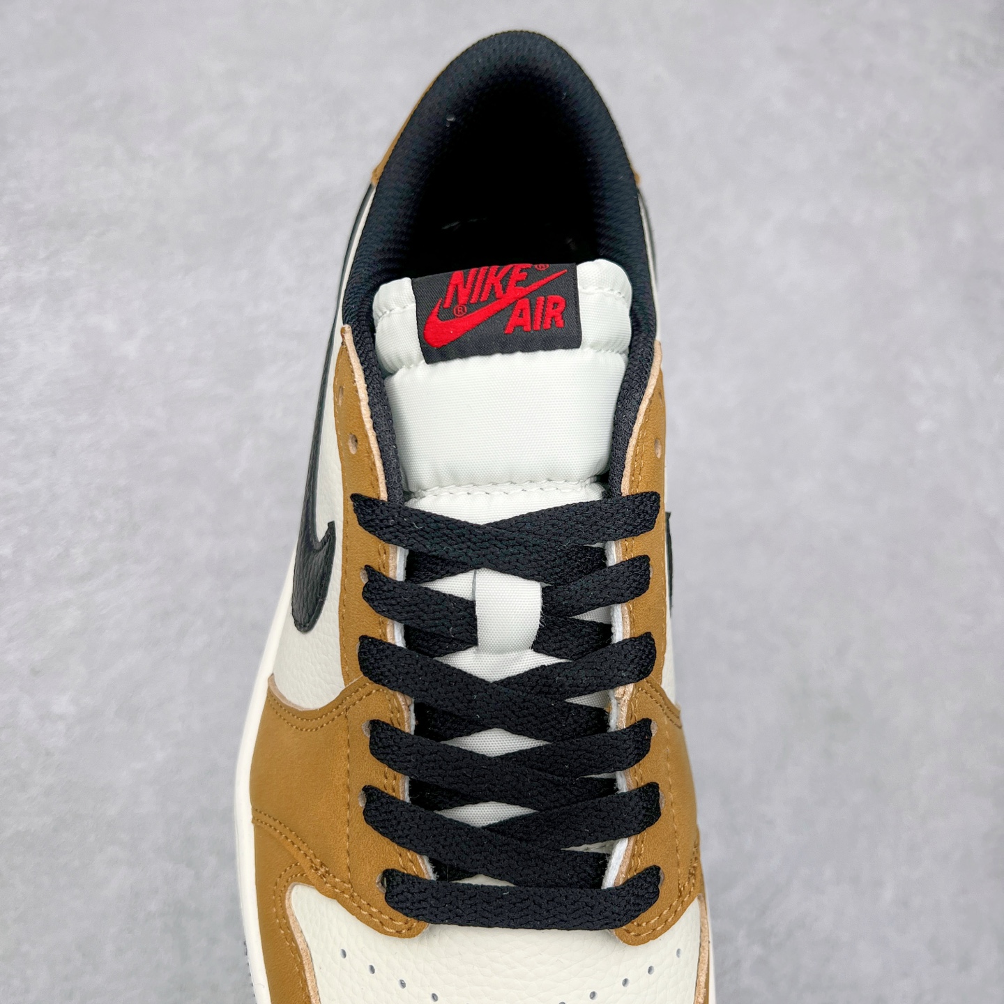 图片[5]-＃K版 Air Jordan AJ1 Low 低帮 棕白 CZ0790-107 全新流水线出品 DT版本唯一平替选择 市场第二梯队最强版 全部原鞋开发 原楦原纸板开发 全鞋电脑针车 原厂内置全掌气垫 原盒内在原标 唯一Zp原版鞋带绑法 免检产品 全新2022版型 全头层皮料 完美零毛边处理 原厂配置全掌气垫 价格定位良心 几十个配色陆续出货 尺码：36 36.5 37.5 38 38.5 39 40 40.5 41 42 42.5 43 44 44.5 45 46 47.5-选品中心