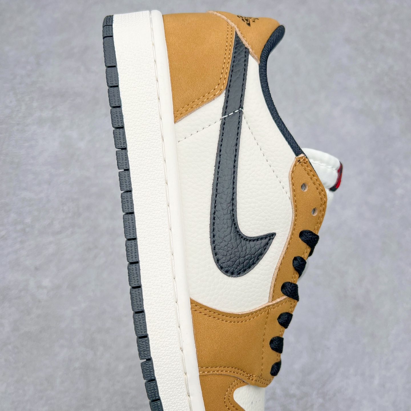 图片[6]-＃K版 Air Jordan AJ1 Low 低帮 棕白 CZ0790-107 全新流水线出品 DT版本唯一平替选择 市场第二梯队最强版 全部原鞋开发 原楦原纸板开发 全鞋电脑针车 原厂内置全掌气垫 原盒内在原标 唯一Zp原版鞋带绑法 免检产品 全新2022版型 全头层皮料 完美零毛边处理 原厂配置全掌气垫 价格定位良心 几十个配色陆续出货 尺码：36 36.5 37.5 38 38.5 39 40 40.5 41 42 42.5 43 44 44.5 45 46 47.5-选品中心