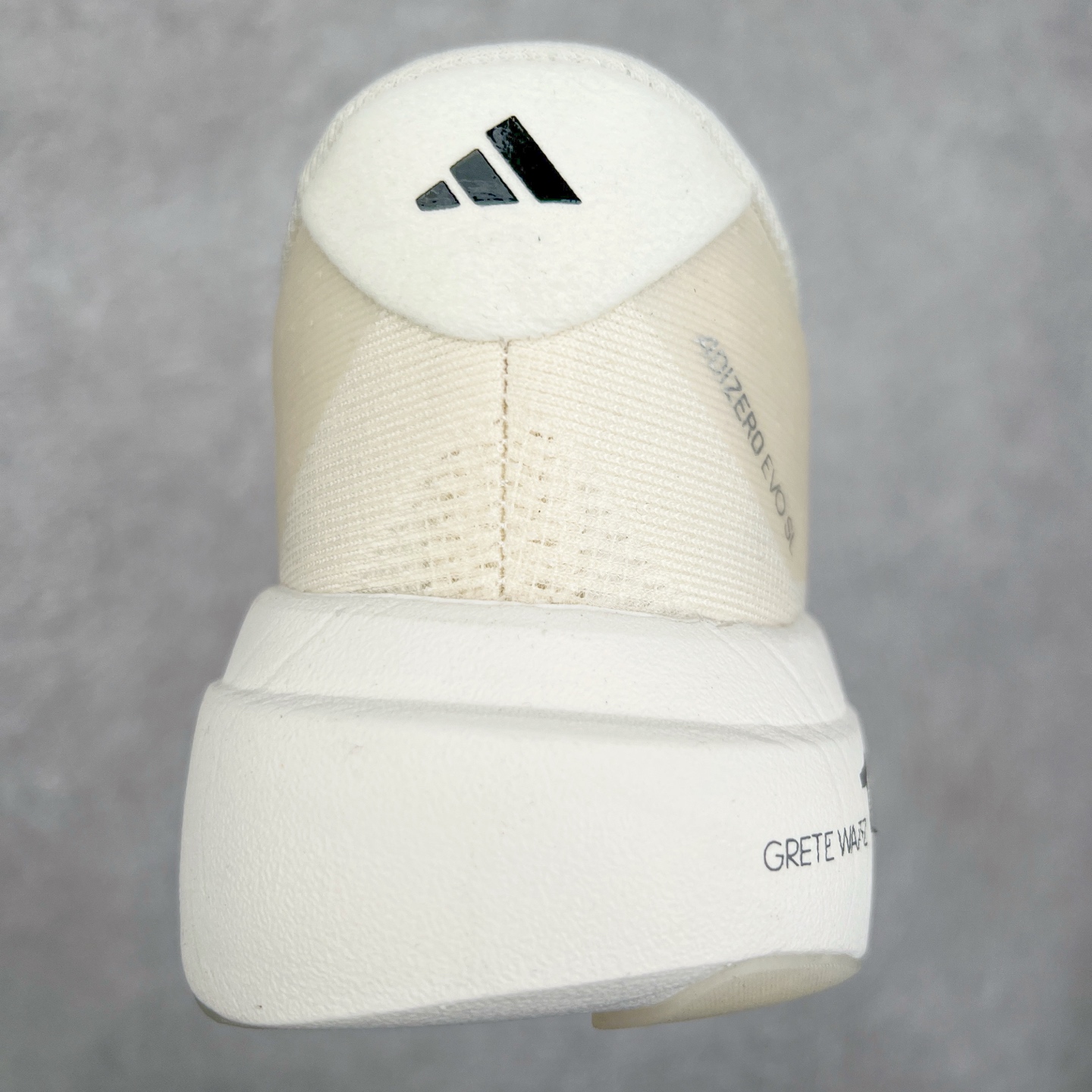 图片[8]-AD Adizero Eva SL M 零度进化版系列低帮轻便透气竞速休闲运动慢跑鞋 JS1183 相信大家对去年 adidas 横空出世的「顶级超跑」adiZero Adios Pro EVO 1 记忆犹新！不仅登顶阿迪史上最轻跑鞋宝座，更在接下来的全球马拉松赛事中，持续书写着惊人成绩，被网友戏称新一代「阿迪神鞋」全网刷屏！极简设计语言与强烈速度感和存在感的鞋侧三线，让人过目不忘，特别种草！其中定位于中长跑训练的 adidas Adizero Evo SL，整体外观造型与 adiZero Adios Pro EVO 1 非常相似。中底配置方面搭载全掌 Lightstrike Pro，鞋面采用透气网面示人，契合日常训练鞋的定位，更加耐用。外底给到了马牌橡胶，及类似上代竞速旗舰 adidas Adizero Adios Pro 3 区域分布。整体看下来无论是外观的鲜明辨识度，还是配置的扎实程度都很顶。尺码：36 36⅔ 37⅓ 38 38⅔ 39⅓ 40 40⅔ 41⅓ 42 42⅔ 43⅓ 44 45-选品中心