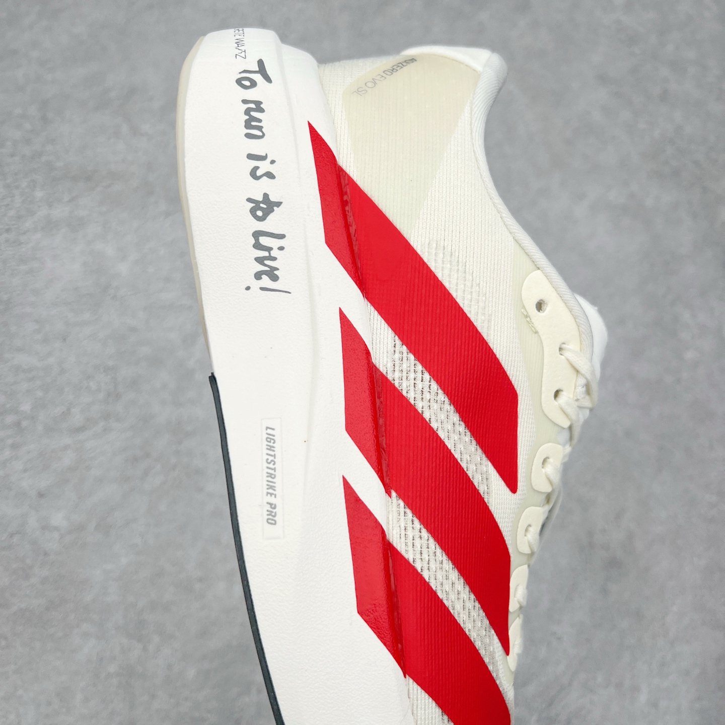 图片[6]-AD Adizero Eva SL M 零度进化版系列低帮轻便透气竞速休闲运动慢跑鞋 JS1183 相信大家对去年 adidas 横空出世的「顶级超跑」adiZero Adios Pro EVO 1 记忆犹新！不仅登顶阿迪史上最轻跑鞋宝座，更在接下来的全球马拉松赛事中，持续书写着惊人成绩，被网友戏称新一代「阿迪神鞋」全网刷屏！极简设计语言与强烈速度感和存在感的鞋侧三线，让人过目不忘，特别种草！其中定位于中长跑训练的 adidas Adizero Evo SL，整体外观造型与 adiZero Adios Pro EVO 1 非常相似。中底配置方面搭载全掌 Lightstrike Pro，鞋面采用透气网面示人，契合日常训练鞋的定位，更加耐用。外底给到了马牌橡胶，及类似上代竞速旗舰 adidas Adizero Adios Pro 3 区域分布。整体看下来无论是外观的鲜明辨识度，还是配置的扎实程度都很顶。尺码：36 36⅔ 37⅓ 38 38⅔ 39⅓ 40 40⅔ 41⅓ 42 42⅔ 43⅓ 44 45-选品中心