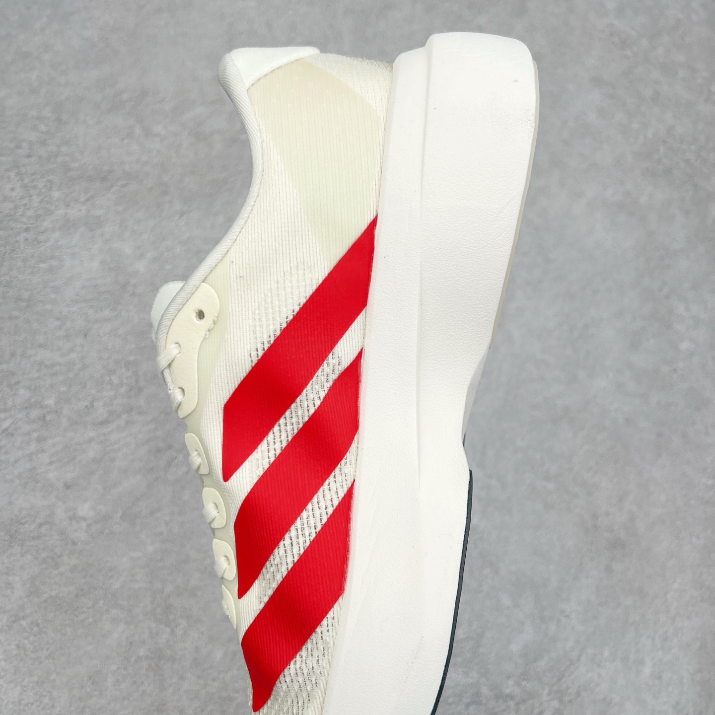 图片[7]-AD Adizero Eva SL M 零度进化版系列低帮轻便透气竞速休闲运动慢跑鞋 JS1183 相信大家对去年 adidas 横空出世的「顶级超跑」adiZero Adios Pro EVO 1 记忆犹新！不仅登顶阿迪史上最轻跑鞋宝座，更在接下来的全球马拉松赛事中，持续书写着惊人成绩，被网友戏称新一代「阿迪神鞋」全网刷屏！极简设计语言与强烈速度感和存在感的鞋侧三线，让人过目不忘，特别种草！其中定位于中长跑训练的 adidas Adizero Evo SL，整体外观造型与 adiZero Adios Pro EVO 1 非常相似。中底配置方面搭载全掌 Lightstrike Pro，鞋面采用透气网面示人，契合日常训练鞋的定位，更加耐用。外底给到了马牌橡胶，及类似上代竞速旗舰 adidas Adizero Adios Pro 3 区域分布。整体看下来无论是外观的鲜明辨识度，还是配置的扎实程度都很顶。尺码：36 36⅔ 37⅓ 38 38⅔ 39⅓ 40 40⅔ 41⅓ 42 42⅔ 43⅓ 44 45-选品中心