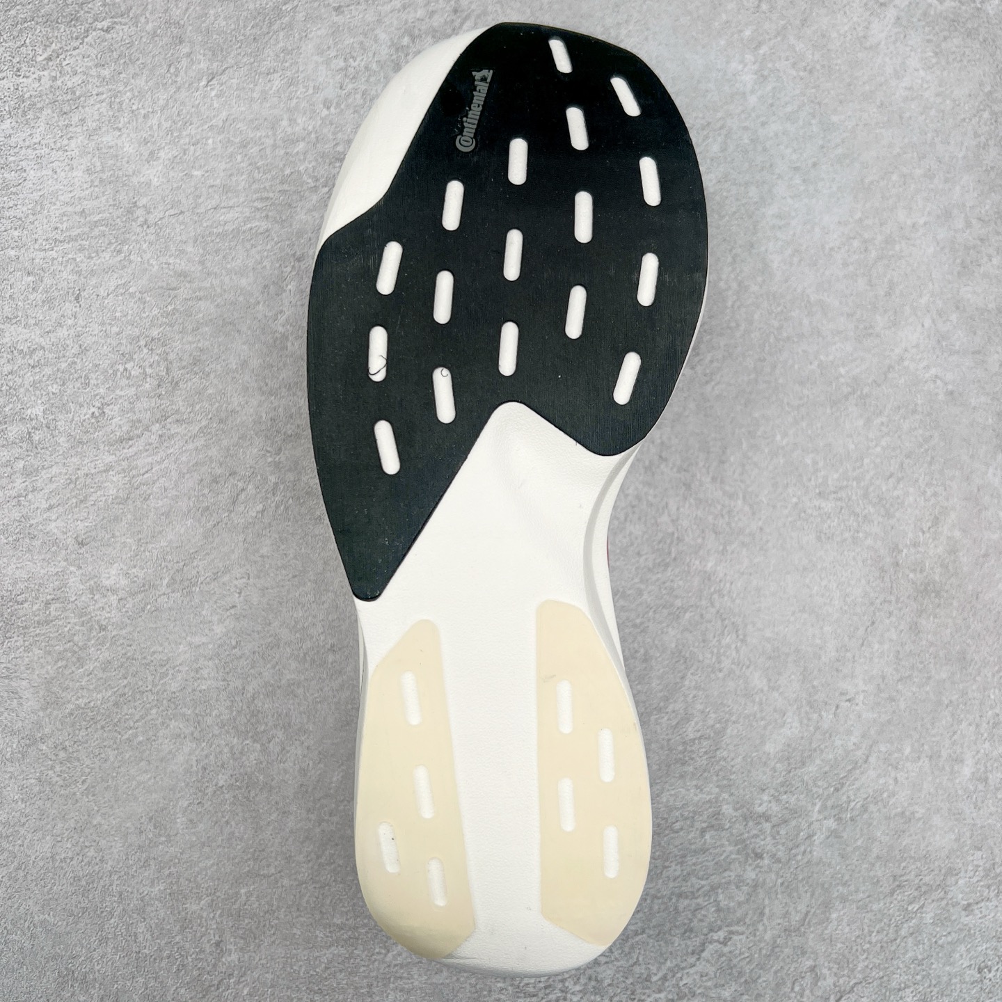 图片[9]-AD Adizero Eva SL M 零度进化版系列低帮轻便透气竞速休闲运动慢跑鞋 JS1183 相信大家对去年 adidas 横空出世的「顶级超跑」adiZero Adios Pro EVO 1 记忆犹新！不仅登顶阿迪史上最轻跑鞋宝座，更在接下来的全球马拉松赛事中，持续书写着惊人成绩，被网友戏称新一代「阿迪神鞋」全网刷屏！极简设计语言与强烈速度感和存在感的鞋侧三线，让人过目不忘，特别种草！其中定位于中长跑训练的 adidas Adizero Evo SL，整体外观造型与 adiZero Adios Pro EVO 1 非常相似。中底配置方面搭载全掌 Lightstrike Pro，鞋面采用透气网面示人，契合日常训练鞋的定位，更加耐用。外底给到了马牌橡胶，及类似上代竞速旗舰 adidas Adizero Adios Pro 3 区域分布。整体看下来无论是外观的鲜明辨识度，还是配置的扎实程度都很顶。尺码：36 36⅔ 37⅓ 38 38⅔ 39⅓ 40 40⅔ 41⅓ 42 42⅔ 43⅓ 44 45-选品中心