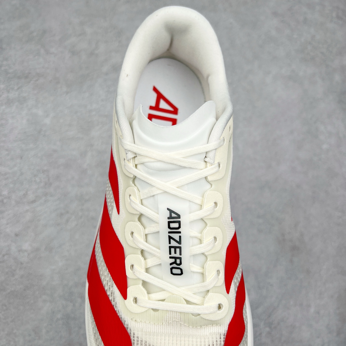 图片[5]-AD Adizero Eva SL M 零度进化版系列低帮轻便透气竞速休闲运动慢跑鞋 JS1183 相信大家对去年 adidas 横空出世的「顶级超跑」adiZero Adios Pro EVO 1 记忆犹新！不仅登顶阿迪史上最轻跑鞋宝座，更在接下来的全球马拉松赛事中，持续书写着惊人成绩，被网友戏称新一代「阿迪神鞋」全网刷屏！极简设计语言与强烈速度感和存在感的鞋侧三线，让人过目不忘，特别种草！其中定位于中长跑训练的 adidas Adizero Evo SL，整体外观造型与 adiZero Adios Pro EVO 1 非常相似。中底配置方面搭载全掌 Lightstrike Pro，鞋面采用透气网面示人，契合日常训练鞋的定位，更加耐用。外底给到了马牌橡胶，及类似上代竞速旗舰 adidas Adizero Adios Pro 3 区域分布。整体看下来无论是外观的鲜明辨识度，还是配置的扎实程度都很顶。尺码：36 36⅔ 37⅓ 38 38⅔ 39⅓ 40 40⅔ 41⅓ 42 42⅔ 43⅓ 44 45-选品中心