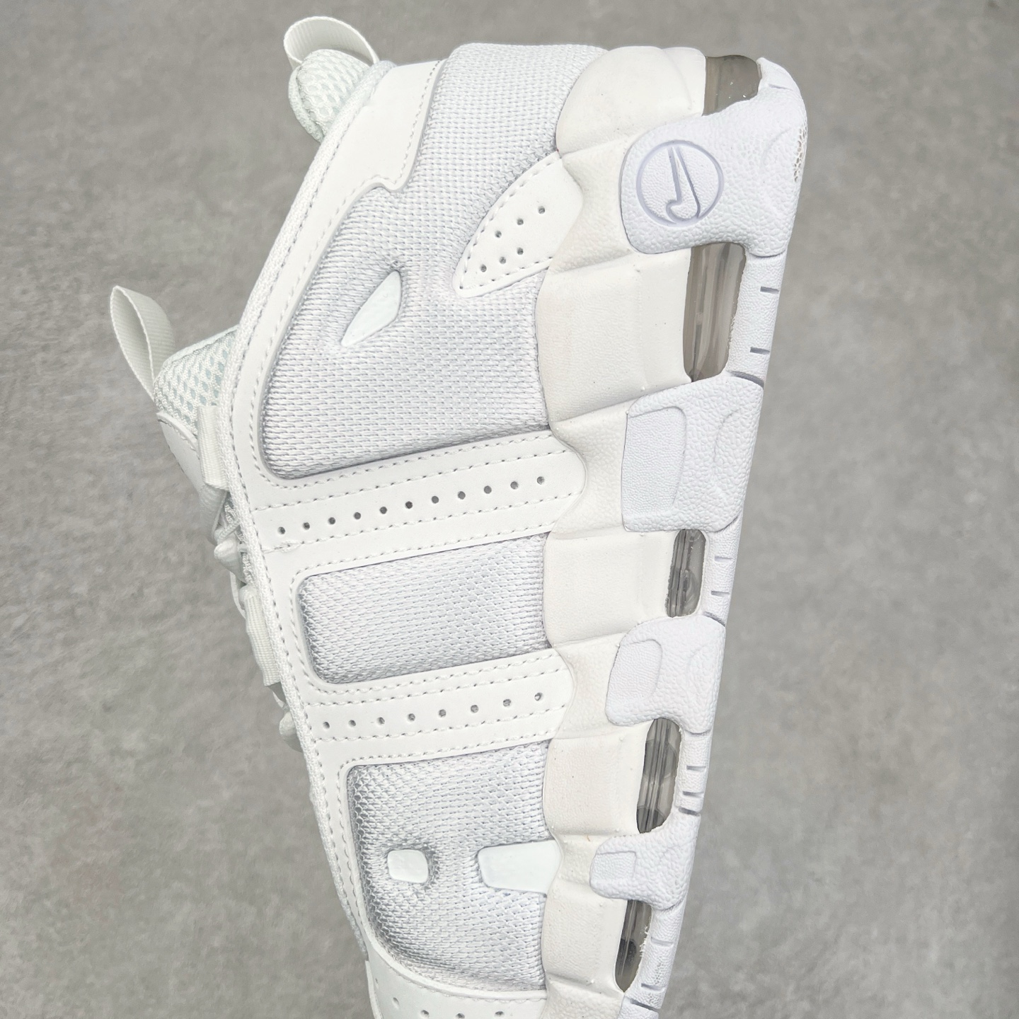 图片[7]-NK Air More Uptempo ’96 OG 皮蓬大AIR复古篮球鞋 FZ3055-100 以流行于街头的涂鸦文化为设计灵感 整体的设计风格夸张而充满魅力 厚实而充满质感的皮质鞋面两侧印刻了一对巨大的字母“AIR”独特炫酷的外观惊艳无比 尺码：36 36.5 37.5 38 38.5 39 40 40.5 41 42 42.5 43 44 44.5 45 46-选品中心