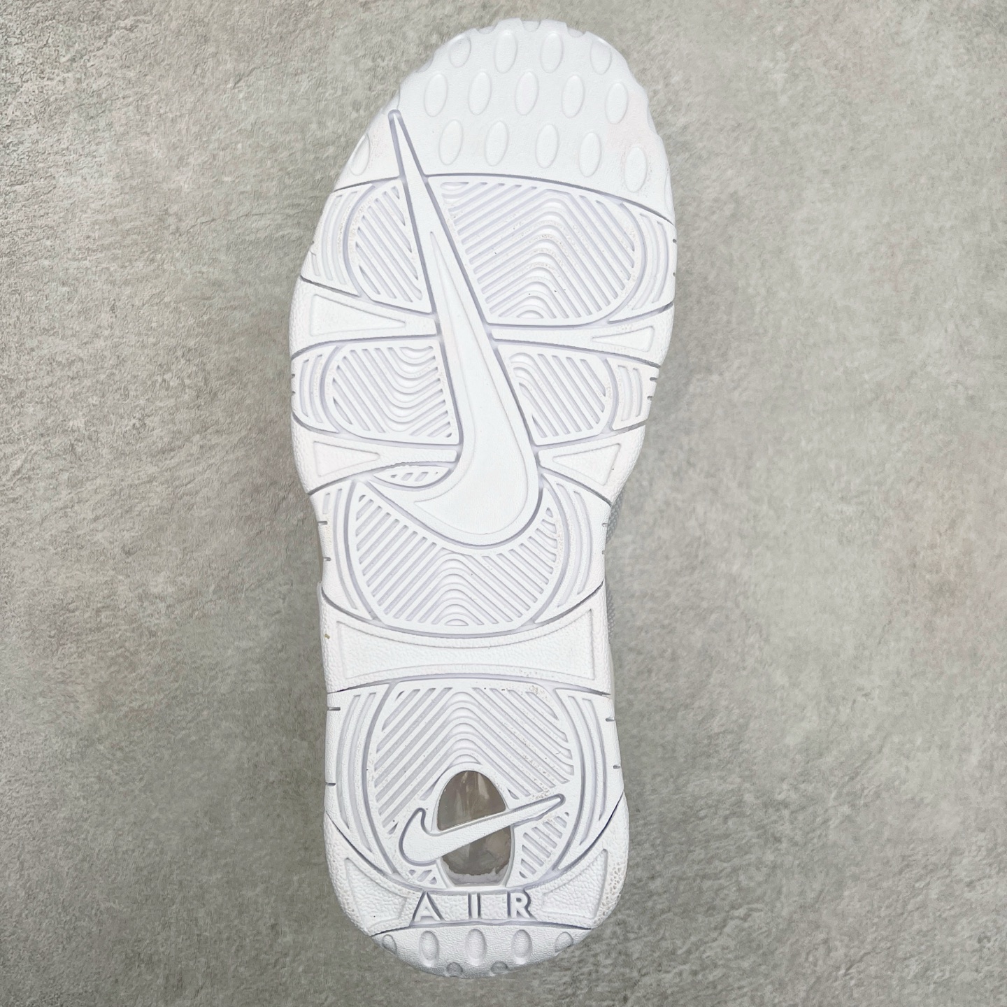 图片[9]-NK Air More Uptempo ’96 OG 皮蓬大AIR复古篮球鞋 FZ3055-100 以流行于街头的涂鸦文化为设计灵感 整体的设计风格夸张而充满魅力 厚实而充满质感的皮质鞋面两侧印刻了一对巨大的字母“AIR”独特炫酷的外观惊艳无比 尺码：36 36.5 37.5 38 38.5 39 40 40.5 41 42 42.5 43 44 44.5 45 46-选品中心