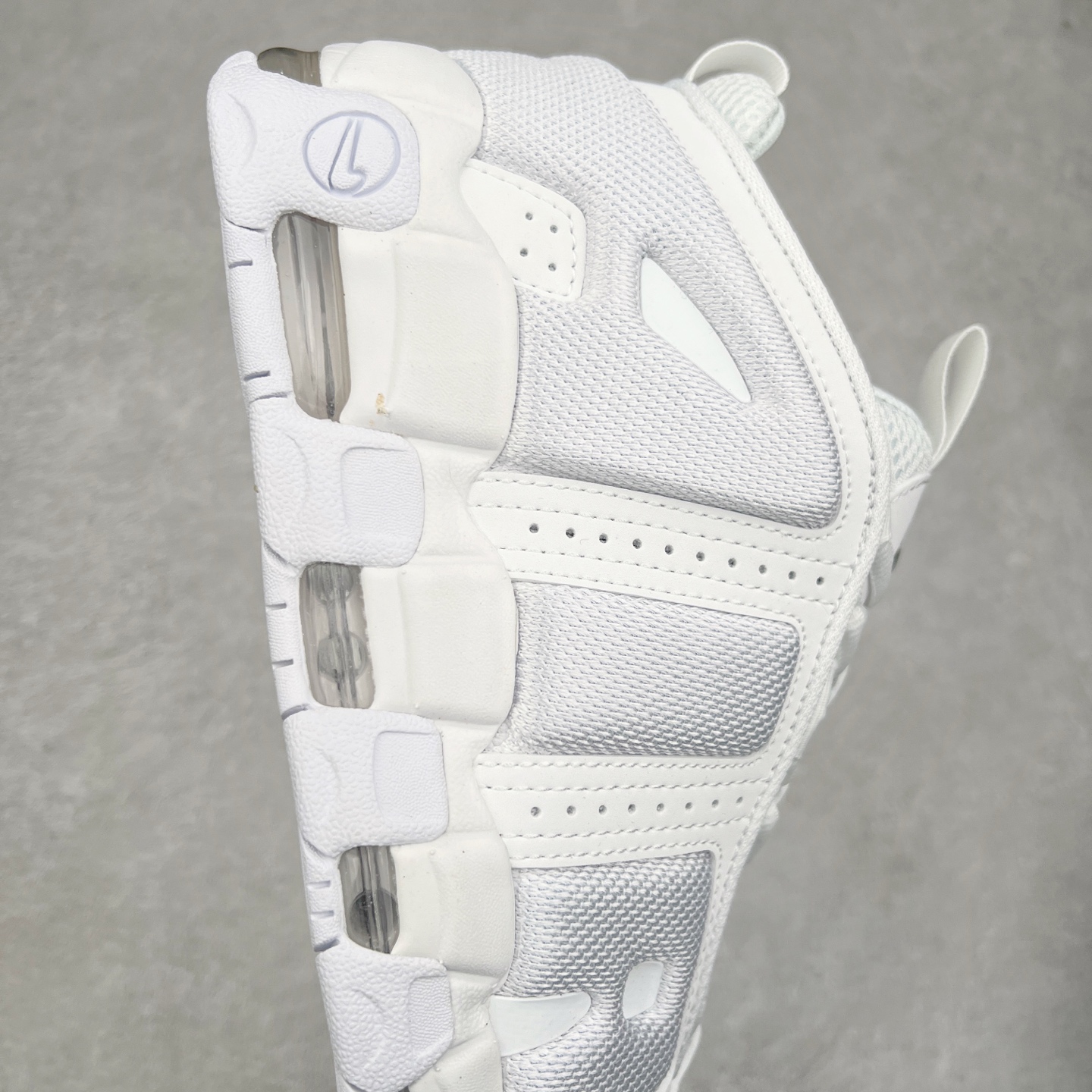 图片[6]-NK Air More Uptempo ’96 OG 皮蓬大AIR复古篮球鞋 FZ3055-100 以流行于街头的涂鸦文化为设计灵感 整体的设计风格夸张而充满魅力 厚实而充满质感的皮质鞋面两侧印刻了一对巨大的字母“AIR”独特炫酷的外观惊艳无比 尺码：36 36.5 37.5 38 38.5 39 40 40.5 41 42 42.5 43 44 44.5 45 46-选品中心