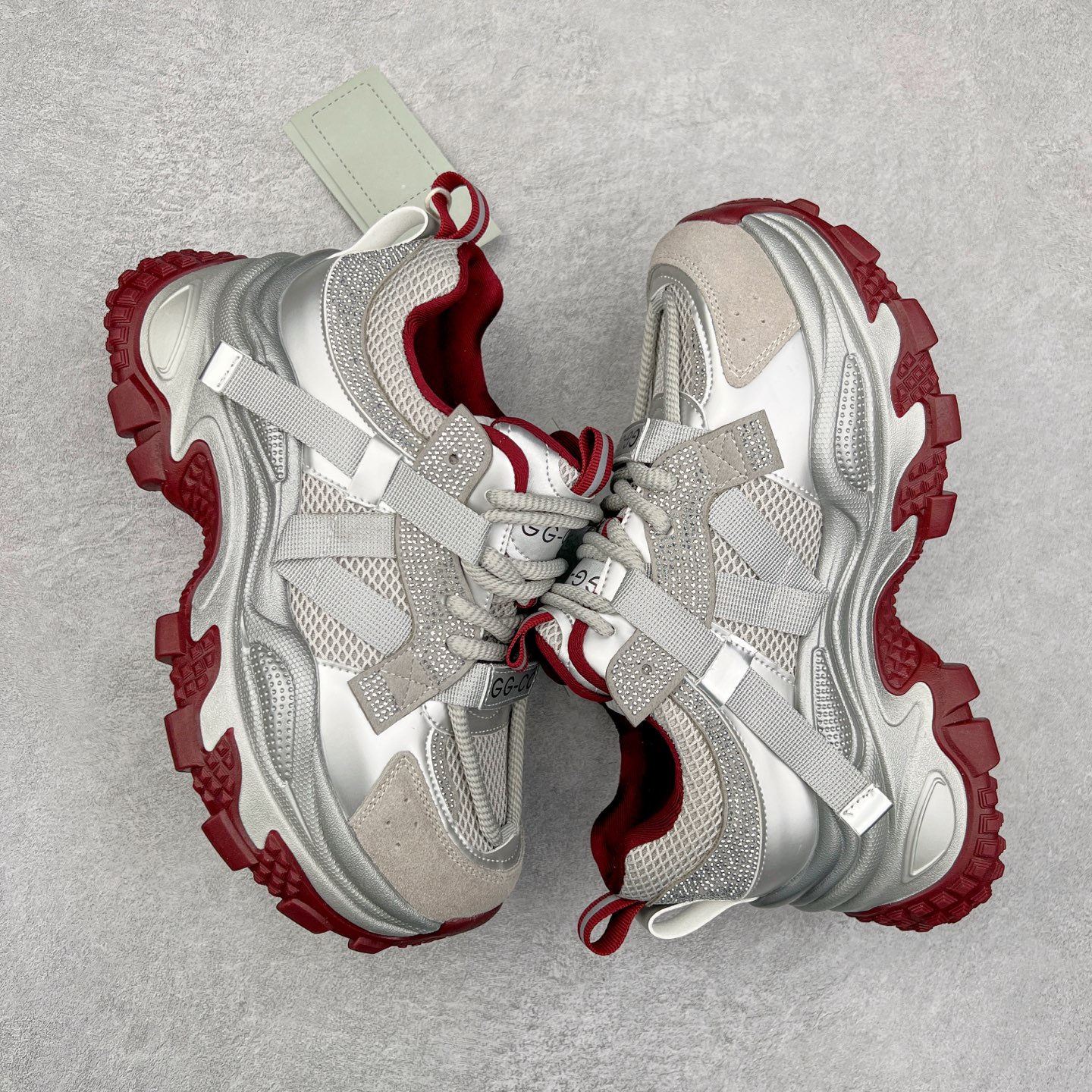 图片[3]-GG-CC Chunky Low安哥拉红镶钻休闲运动厚底增高老爹鞋 广东大厂出品 完美细节 25ss早春新款厚底增高 大长腿 时髦look轻松定格 不费力展现率性氛围 高档银盒 酷帅机能风不规则设计大底 银红色拼色造型设计 轻便舒适百搭 GGCC厚底增高简直就是小个子的快乐!不管怎么搭都好看~ 尺码：35 36 37 38 39 40-选品中心