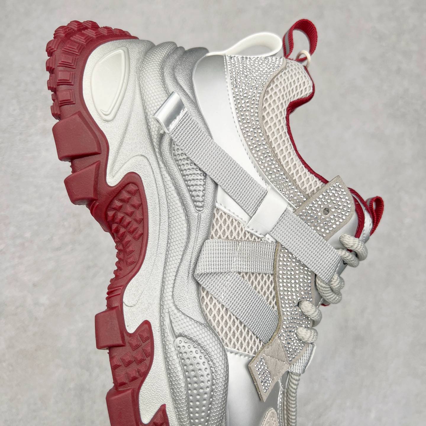 图片[6]-GG-CC Chunky Low安哥拉红镶钻休闲运动厚底增高老爹鞋 广东大厂出品 完美细节 25ss早春新款厚底增高 大长腿 时髦look轻松定格 不费力展现率性氛围 高档银盒 酷帅机能风不规则设计大底 银红色拼色造型设计 轻便舒适百搭 GGCC厚底增高简直就是小个子的快乐!不管怎么搭都好看~ 尺码：35 36 37 38 39 40-选品中心