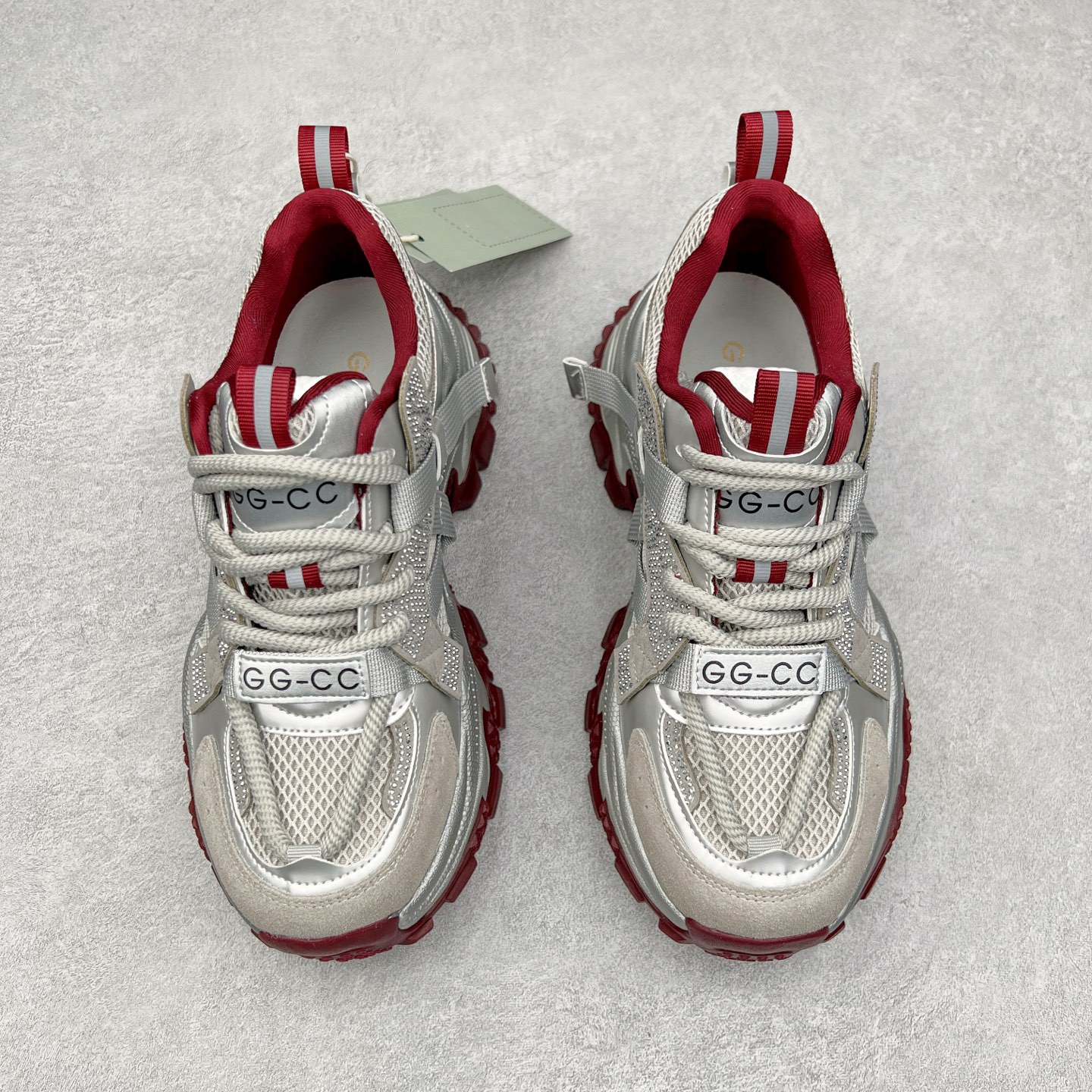 图片[2]-GG-CC Chunky Low安哥拉红镶钻休闲运动厚底增高老爹鞋 广东大厂出品 完美细节 25ss早春新款厚底增高 大长腿 时髦look轻松定格 不费力展现率性氛围 高档银盒 酷帅机能风不规则设计大底 银红色拼色造型设计 轻便舒适百搭 GGCC厚底增高简直就是小个子的快乐!不管怎么搭都好看~ 尺码：35 36 37 38 39 40-选品中心