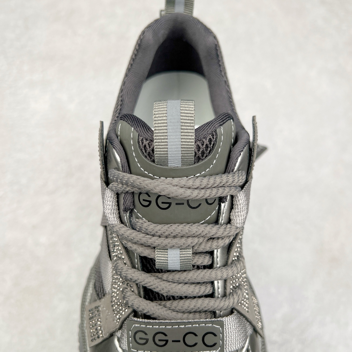 图片[5]-GG-CC Chunky Low安哥拉红镶钻休闲运动厚底增高老爹鞋 广东大厂出品 完美细节 25ss早春新款厚底增高 大长腿 时髦look轻松定格 不费力展现率性氛围 高档银盒 酷帅机能风不规则设计大底 银红色拼色造型设计 轻便舒适百搭 GGCC厚底增高简直就是小个子的快乐!不管怎么搭都好看~ 尺码：35 36 37 38 39 40-选品中心