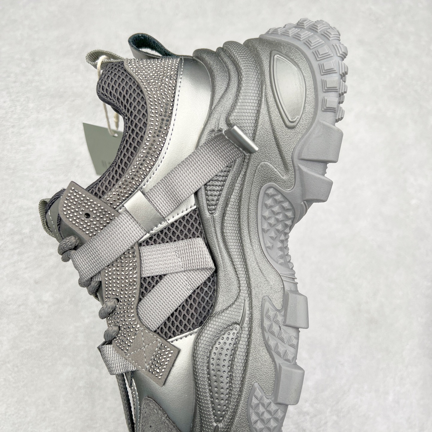 图片[7]-GG-CC Chunky Low安哥拉红镶钻休闲运动厚底增高老爹鞋 广东大厂出品 完美细节 25ss早春新款厚底增高 大长腿 时髦look轻松定格 不费力展现率性氛围 高档银盒 酷帅机能风不规则设计大底 银红色拼色造型设计 轻便舒适百搭 GGCC厚底增高简直就是小个子的快乐!不管怎么搭都好看~ 尺码：35 36 37 38 39 40-选品中心