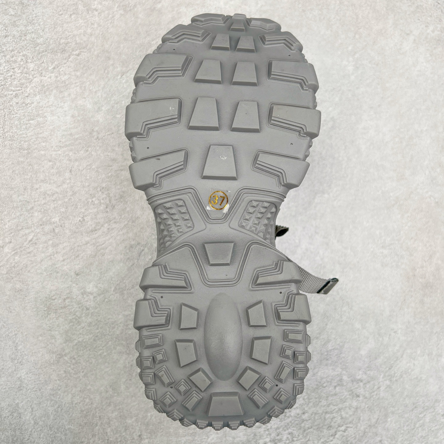 图片[9]-GG-CC Chunky Low安哥拉红镶钻休闲运动厚底增高老爹鞋 广东大厂出品 完美细节 25ss早春新款厚底增高 大长腿 时髦look轻松定格 不费力展现率性氛围 高档银盒 酷帅机能风不规则设计大底 银红色拼色造型设计 轻便舒适百搭 GGCC厚底增高简直就是小个子的快乐!不管怎么搭都好看~ 尺码：35 36 37 38 39 40-选品中心