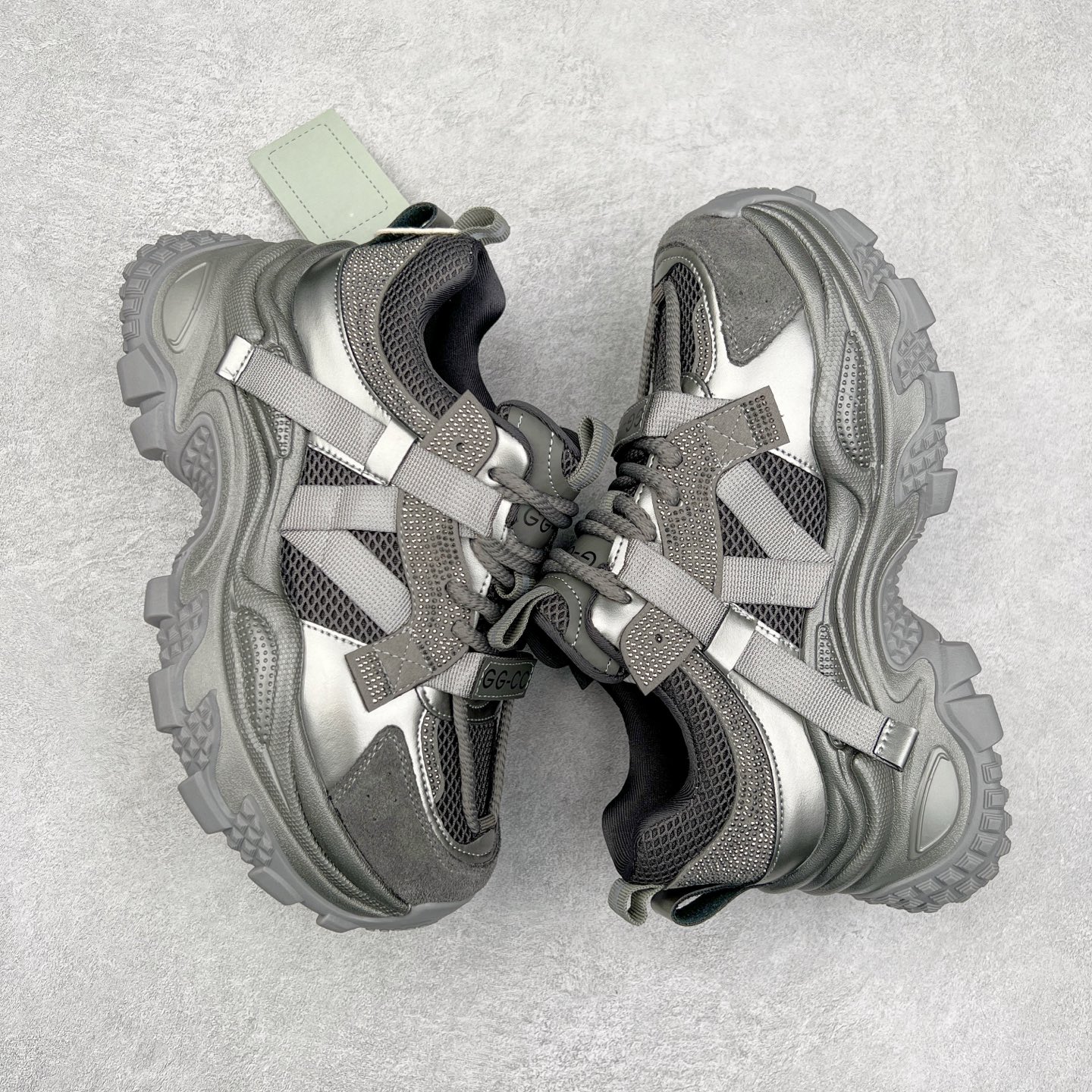 图片[3]-GG-CC Chunky Low安哥拉红镶钻休闲运动厚底增高老爹鞋 广东大厂出品 完美细节 25ss早春新款厚底增高 大长腿 时髦look轻松定格 不费力展现率性氛围 高档银盒 酷帅机能风不规则设计大底 银红色拼色造型设计 轻便舒适百搭 GGCC厚底增高简直就是小个子的快乐!不管怎么搭都好看~ 尺码：35 36 37 38 39 40-选品中心