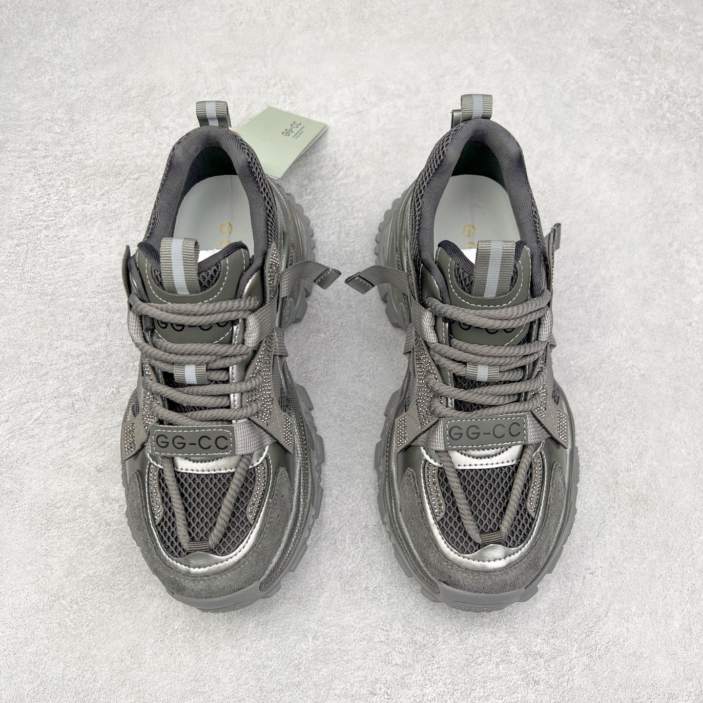 图片[2]-GG-CC Chunky Low安哥拉红镶钻休闲运动厚底增高老爹鞋 广东大厂出品 完美细节 25ss早春新款厚底增高 大长腿 时髦look轻松定格 不费力展现率性氛围 高档银盒 酷帅机能风不规则设计大底 银红色拼色造型设计 轻便舒适百搭 GGCC厚底增高简直就是小个子的快乐!不管怎么搭都好看~ 尺码：35 36 37 38 39 40-选品中心