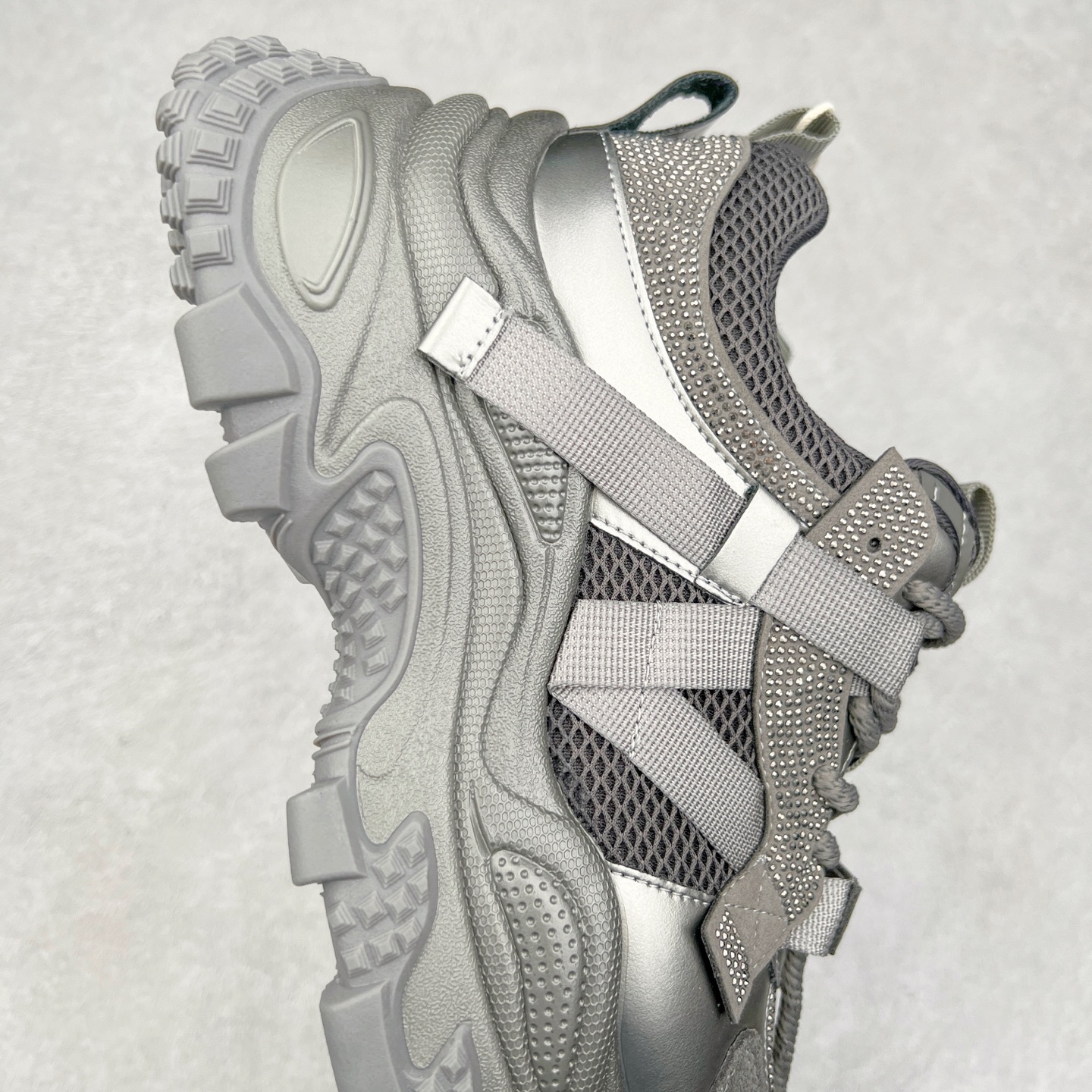 图片[6]-GG-CC Chunky Low安哥拉红镶钻休闲运动厚底增高老爹鞋 广东大厂出品 完美细节 25ss早春新款厚底增高 大长腿 时髦look轻松定格 不费力展现率性氛围 高档银盒 酷帅机能风不规则设计大底 银红色拼色造型设计 轻便舒适百搭 GGCC厚底增高简直就是小个子的快乐!不管怎么搭都好看~ 尺码：35 36 37 38 39 40-选品中心