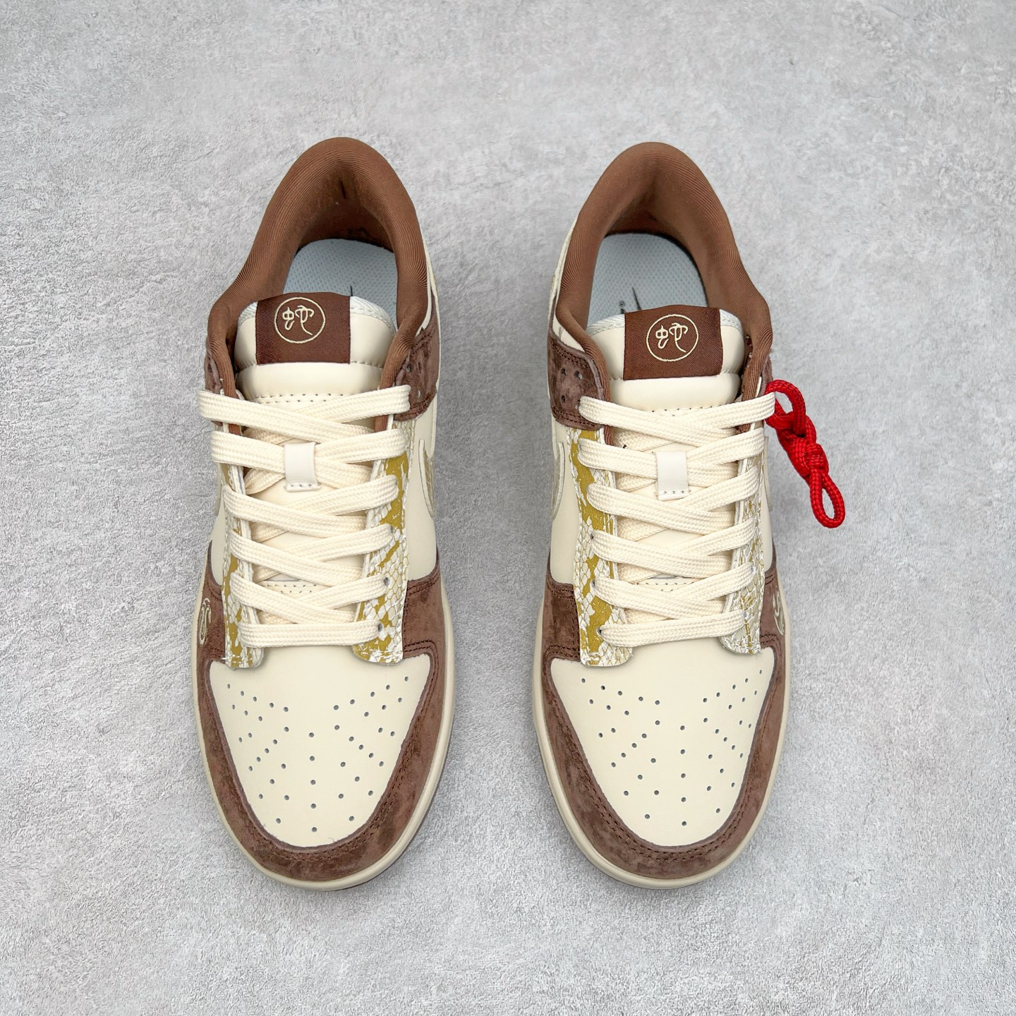 图片[2]-NK Dunk Low 定制配色 CH8311-234 大厂出品 极力推荐 原装头层材料 独家版型蒸餾加工帶來的是更好的视觉和脚感体验大厂纯原品质出货 清洁度 电绣工艺 皮料切割干净无任何毛边 细节完美 尺码：36 36.5 37.5 38 38.5 39 40 40.5 41 42 42.5 43 44 44.5 45-选品中心