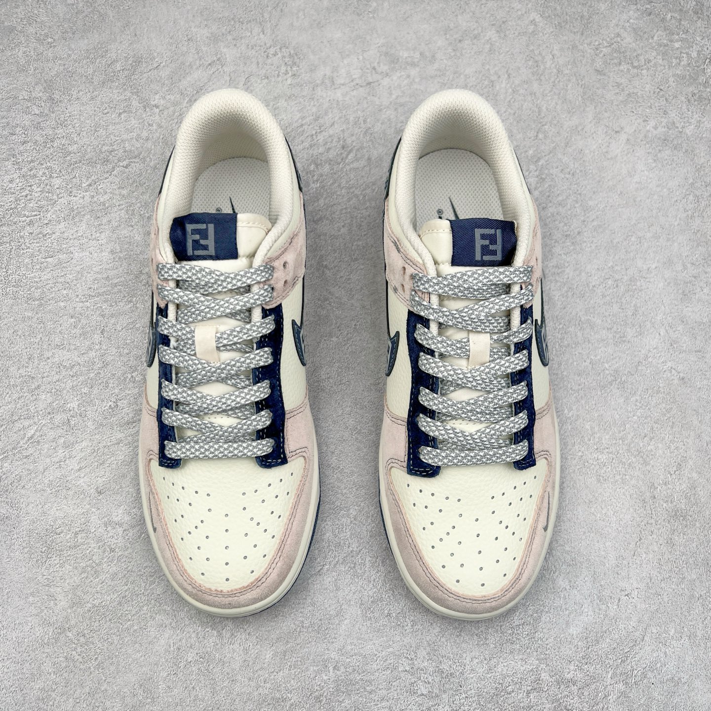 图片[2]-NK Dunk Low 定制配色 DJ2024-132 大厂出品 极力推荐 原装头层材料 独家版型蒸餾加工帶來的是更好的视觉和脚感体验大厂纯原品质出货 清洁度 电绣工艺 皮料切割干净无任何毛边 细节完美 尺码：36 36.5 37.5 38 38.5 39 40 40.5 41 42 42.5 43 44 44.5 45-选品中心