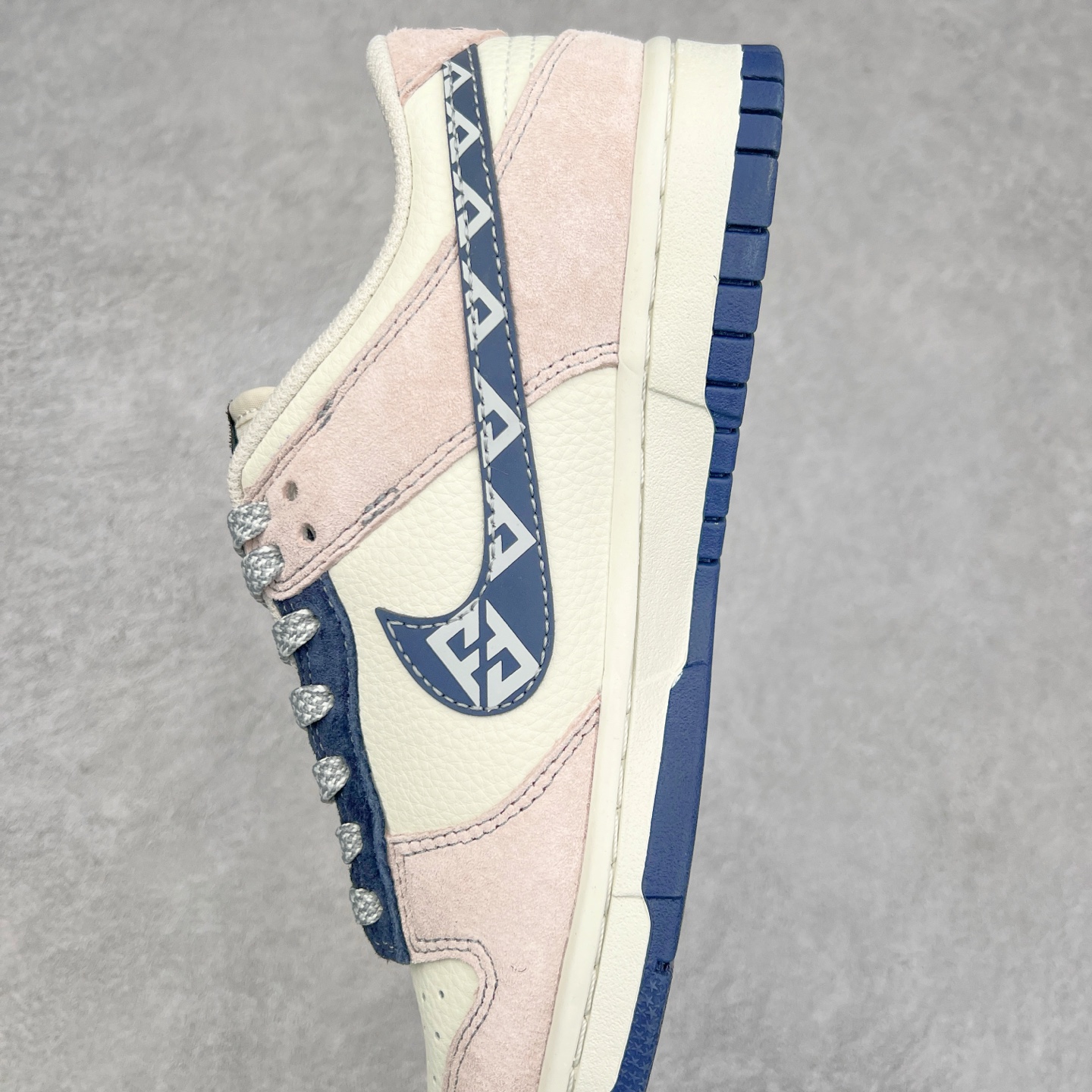 图片[7]-NK Dunk Low 定制配色 DJ2024-132 大厂出品 极力推荐 原装头层材料 独家版型蒸餾加工帶來的是更好的视觉和脚感体验大厂纯原品质出货 清洁度 电绣工艺 皮料切割干净无任何毛边 细节完美 尺码：36 36.5 37.5 38 38.5 39 40 40.5 41 42 42.5 43 44 44.5 45-选品中心