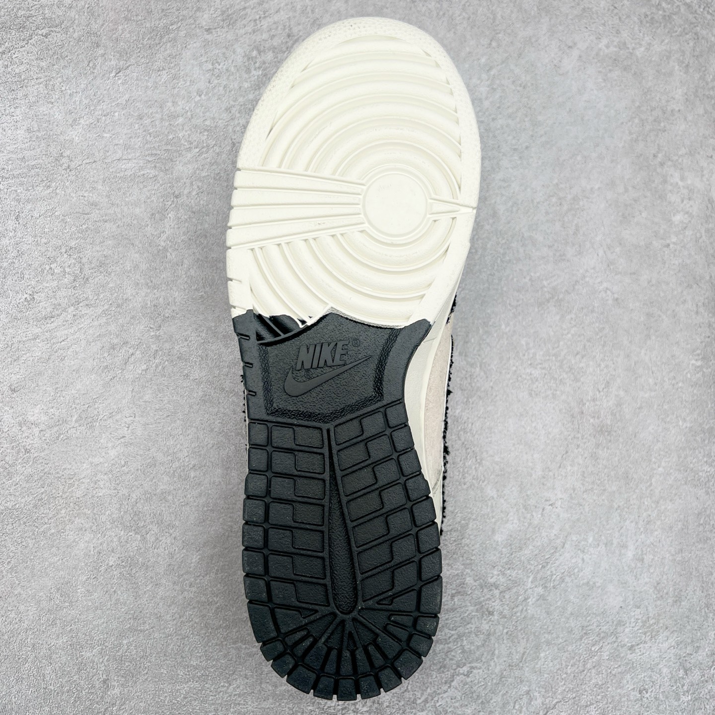 图片[9]-NK Dunk Low 定制配色 DJ2024-131 大厂出品 极力推荐 原装头层材料 独家版型蒸餾加工帶來的是更好的视觉和脚感体验大厂纯原品质出货 清洁度 电绣工艺 皮料切割干净无任何毛边 细节完美 尺码：36 36.5 37.5 38 38.5 39 40 40.5 41 42 42.5 43 44 44.5 45-选品中心