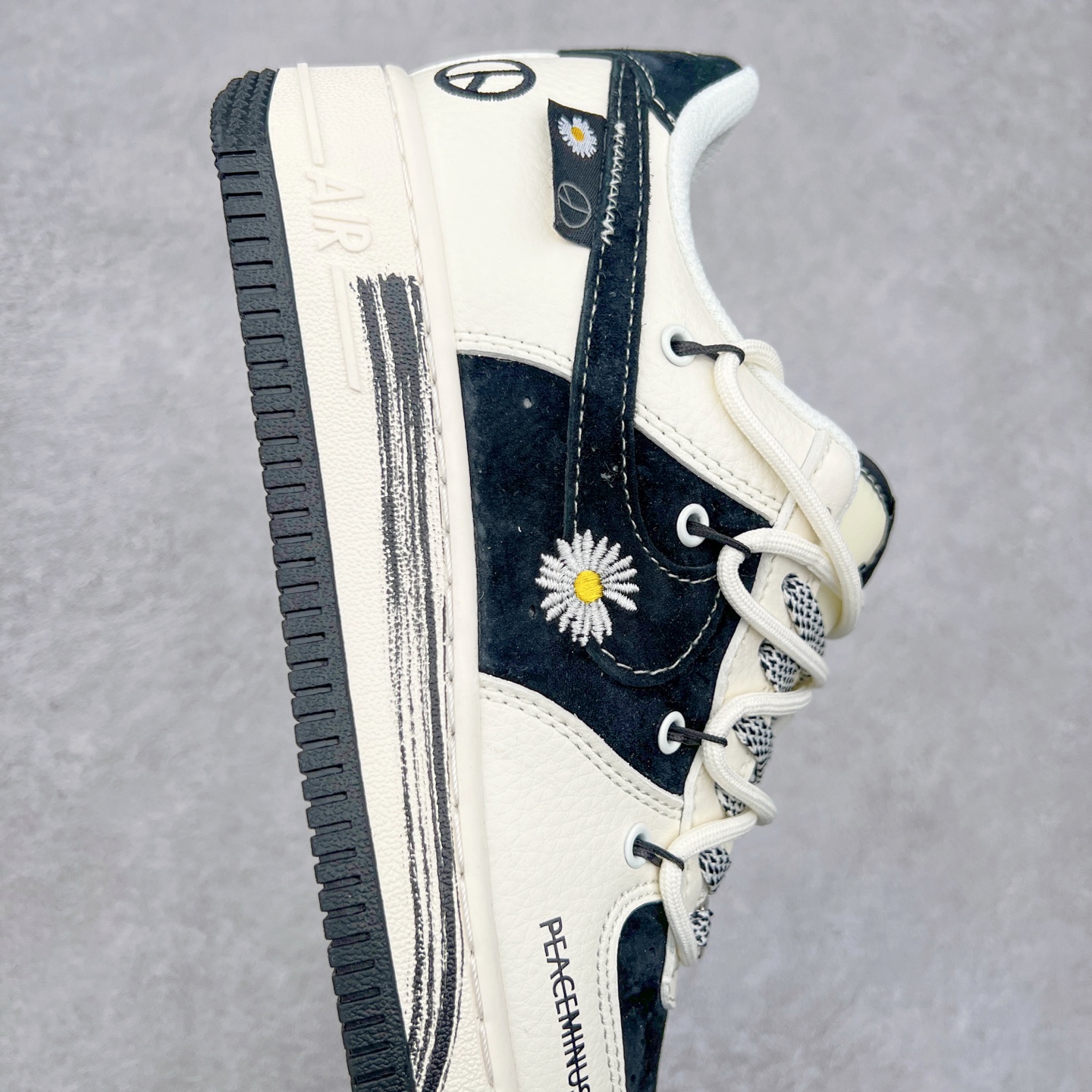 图片[6]-NK Air Force 1´07 Low 空军一号低帮百搭休闲运动板鞋 DM6688-011 柔软、弹性十足的缓震性能和出色的中底设计 横跨复古与现代的外型结合 造就出风靡全球 三十多年的Force 1 直到今天还深受青睐 尺码：36 36.5 37.5 38 38.5 39 40 40.5 41 42 42.5 43 44 44.5 45-选品中心