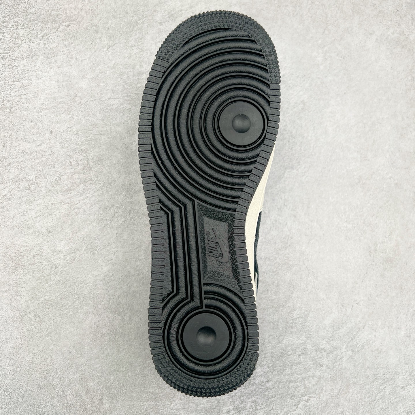 图片[9]-NK Air Force 1´07 Low 空军一号低帮百搭休闲运动板鞋 DM6688-011 柔软、弹性十足的缓震性能和出色的中底设计 横跨复古与现代的外型结合 造就出风靡全球 三十多年的Force 1 直到今天还深受青睐 尺码：36 36.5 37.5 38 38.5 39 40 40.5 41 42 42.5 43 44 44.5 45-选品中心