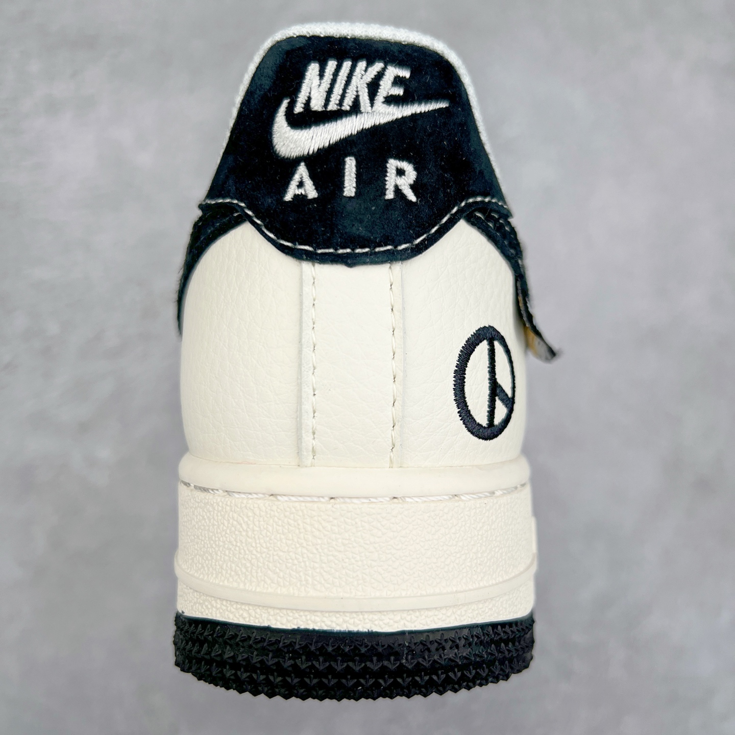 图片[8]-NK Air Force 1´07 Low 空军一号低帮百搭休闲运动板鞋 DM6688-011 柔软、弹性十足的缓震性能和出色的中底设计 横跨复古与现代的外型结合 造就出风靡全球 三十多年的Force 1 直到今天还深受青睐 尺码：36 36.5 37.5 38 38.5 39 40 40.5 41 42 42.5 43 44 44.5 45-选品中心