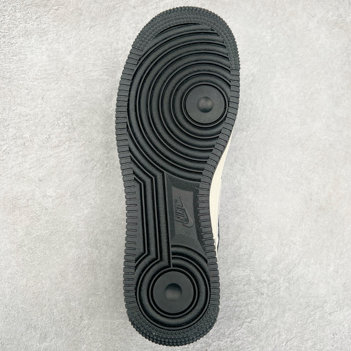 图片[9]-NK Air Force 1´07 Low 空军一号低帮百搭休闲运动板鞋 DM6688-012 柔软、弹性十足的缓震性能和出色的中底设计 横跨复古与现代的外型结合 造就出风靡全球 三十多年的Force 1 直到今天还深受青睐 尺码：36 36.5 37.5 38 38.5 39 40 40.5 41 42 42.5 43 44 44.5 45-选品中心