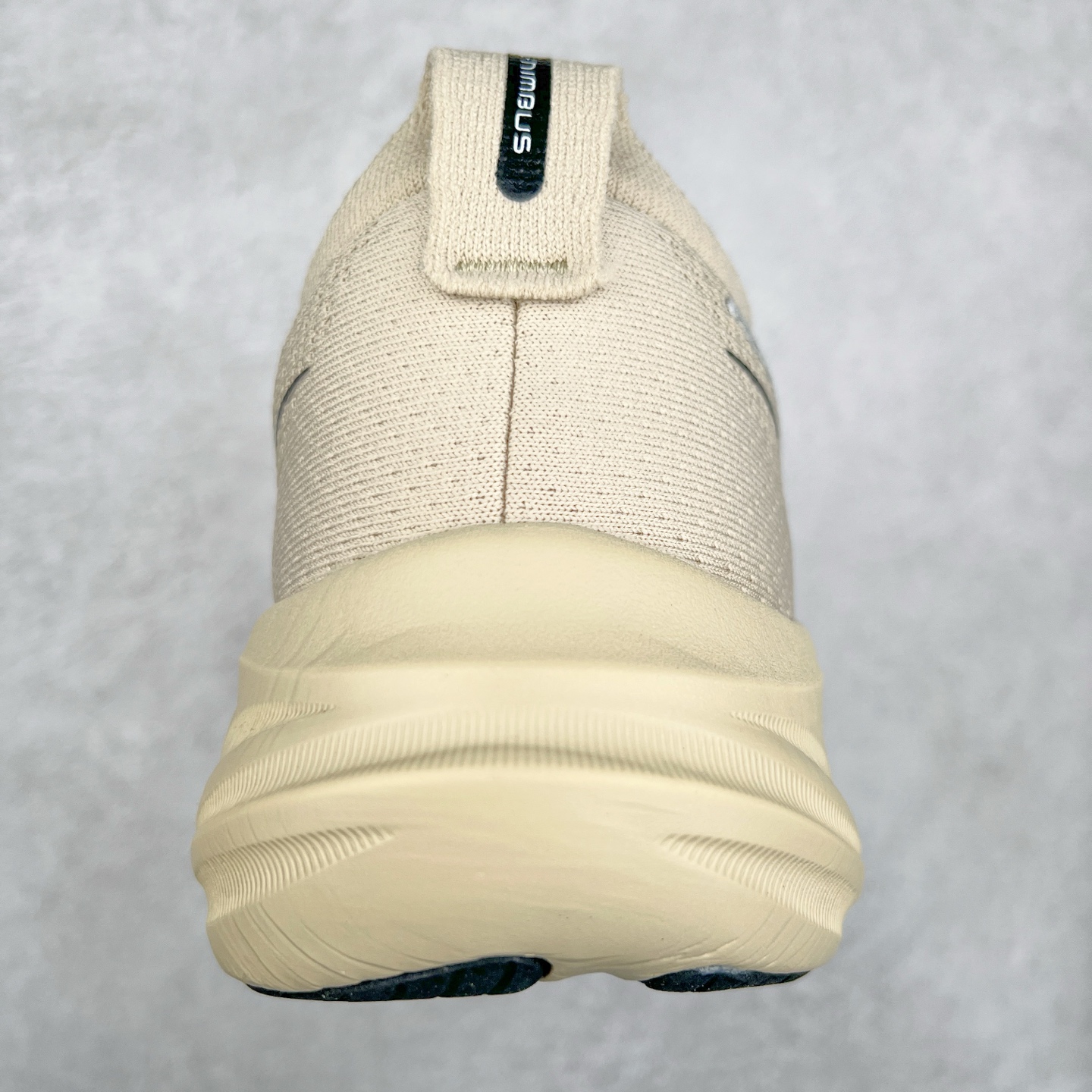 图片[8]-Asics GEL-Nimbus 26 亚瑟士缓震跑鞋 近年复古风潮的势头很旺 ASICS一直坚信保持身体的健康与活力是打造健康快乐的生活方式的最佳途径 ASICS为复古鞋型注入新设计 为玩家的街头穿搭提供了更多可能 GEL-NIMBUSTM9运动鞋最初是为中立和仰卧跑步者设计的长距离训练器 采用原始材料和关键细节重新设计 其Y2K时代的工业外观也被大胆的对比和色块所抵消 尺码：36 36.5 37.5 38 38.5 39 40 40.5 41.5 42 42.5 43.5 44 44.5 45-选品中心