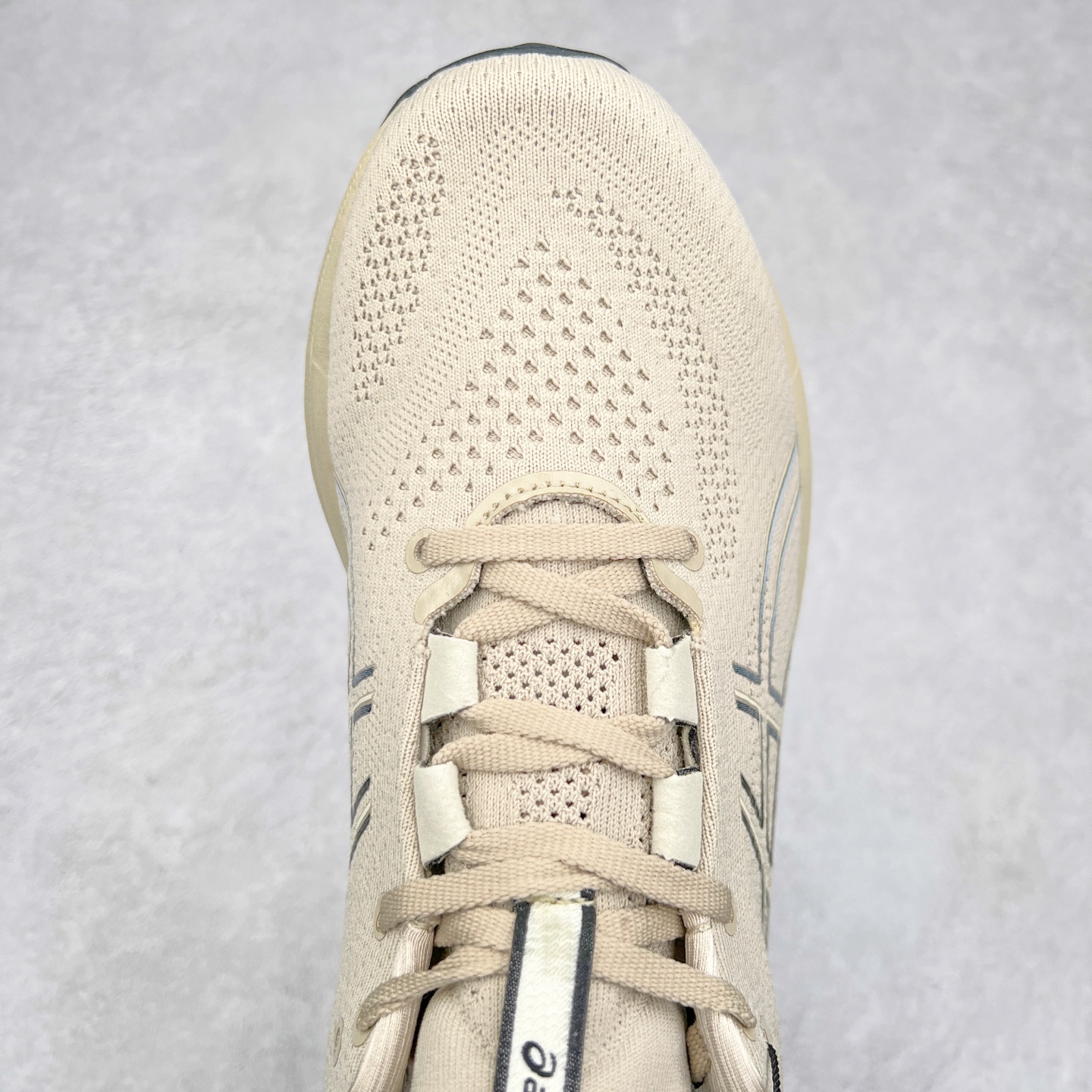 图片[4]-Asics GEL-Nimbus 26 亚瑟士缓震跑鞋 近年复古风潮的势头很旺 ASICS一直坚信保持身体的健康与活力是打造健康快乐的生活方式的最佳途径 ASICS为复古鞋型注入新设计 为玩家的街头穿搭提供了更多可能 GEL-NIMBUSTM9运动鞋最初是为中立和仰卧跑步者设计的长距离训练器 采用原始材料和关键细节重新设计 其Y2K时代的工业外观也被大胆的对比和色块所抵消 尺码：36 36.5 37.5 38 38.5 39 40 40.5 41.5 42 42.5 43.5 44 44.5 45-选品中心