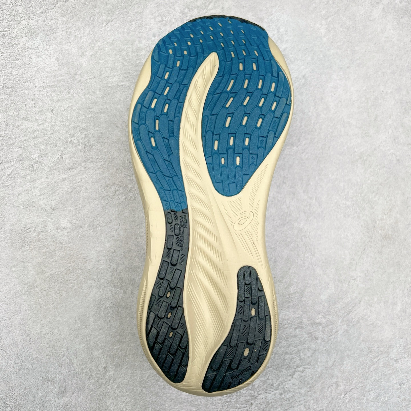 图片[9]-Asics GEL-Nimbus 26 亚瑟士缓震跑鞋 近年复古风潮的势头很旺 ASICS一直坚信保持身体的健康与活力是打造健康快乐的生活方式的最佳途径 ASICS为复古鞋型注入新设计 为玩家的街头穿搭提供了更多可能 GEL-NIMBUSTM9运动鞋最初是为中立和仰卧跑步者设计的长距离训练器 采用原始材料和关键细节重新设计 其Y2K时代的工业外观也被大胆的对比和色块所抵消 尺码：36 36.5 37.5 38 38.5 39 40 40.5 41.5 42 42.5 43.5 44 44.5 45-选品中心