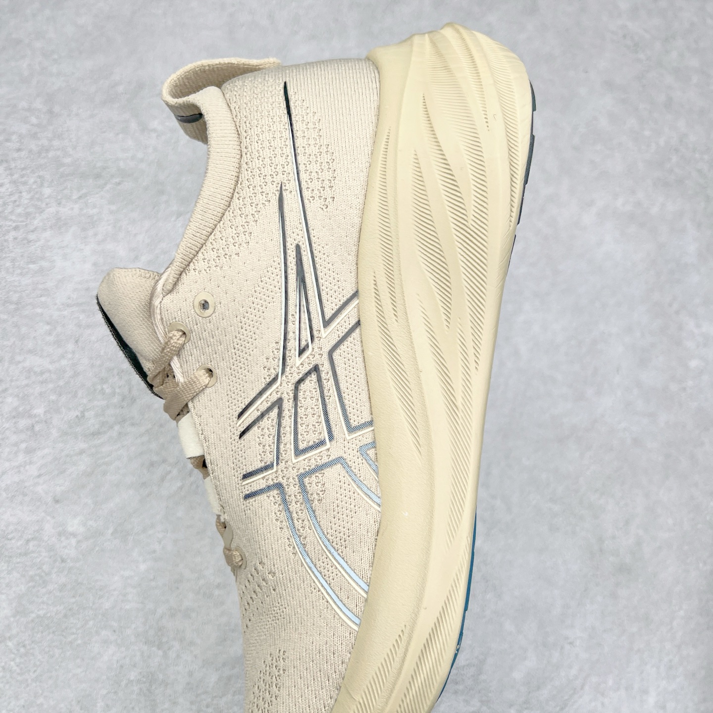 图片[7]-Asics GEL-Nimbus 26 亚瑟士缓震跑鞋 近年复古风潮的势头很旺 ASICS一直坚信保持身体的健康与活力是打造健康快乐的生活方式的最佳途径 ASICS为复古鞋型注入新设计 为玩家的街头穿搭提供了更多可能 GEL-NIMBUSTM9运动鞋最初是为中立和仰卧跑步者设计的长距离训练器 采用原始材料和关键细节重新设计 其Y2K时代的工业外观也被大胆的对比和色块所抵消 尺码：36 36.5 37.5 38 38.5 39 40 40.5 41.5 42 42.5 43.5 44 44.5 45-选品中心