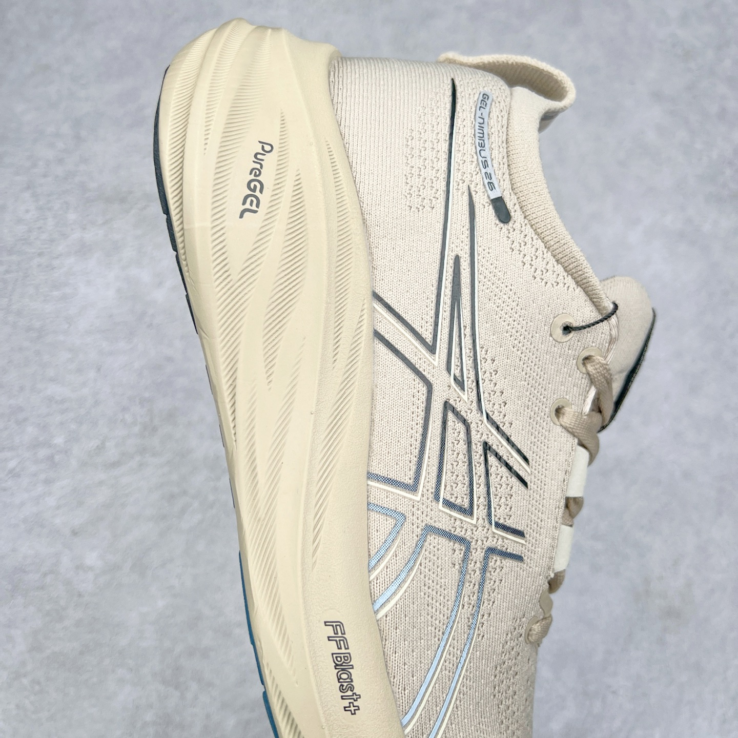 图片[6]-Asics GEL-Nimbus 26 亚瑟士缓震跑鞋 近年复古风潮的势头很旺 ASICS一直坚信保持身体的健康与活力是打造健康快乐的生活方式的最佳途径 ASICS为复古鞋型注入新设计 为玩家的街头穿搭提供了更多可能 GEL-NIMBUSTM9运动鞋最初是为中立和仰卧跑步者设计的长距离训练器 采用原始材料和关键细节重新设计 其Y2K时代的工业外观也被大胆的对比和色块所抵消 尺码：36 36.5 37.5 38 38.5 39 40 40.5 41.5 42 42.5 43.5 44 44.5 45-选品中心