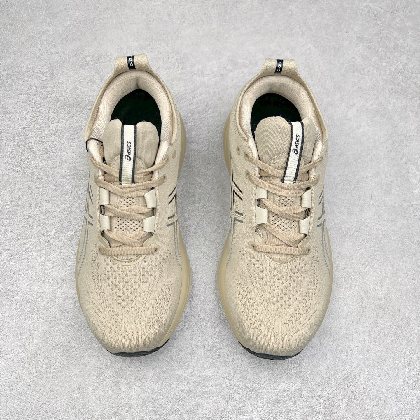 图片[2]-Asics GEL-Nimbus 26 亚瑟士缓震跑鞋 近年复古风潮的势头很旺 ASICS一直坚信保持身体的健康与活力是打造健康快乐的生活方式的最佳途径 ASICS为复古鞋型注入新设计 为玩家的街头穿搭提供了更多可能 GEL-NIMBUSTM9运动鞋最初是为中立和仰卧跑步者设计的长距离训练器 采用原始材料和关键细节重新设计 其Y2K时代的工业外观也被大胆的对比和色块所抵消 尺码：36 36.5 37.5 38 38.5 39 40 40.5 41.5 42 42.5 43.5 44 44.5 45-选品中心