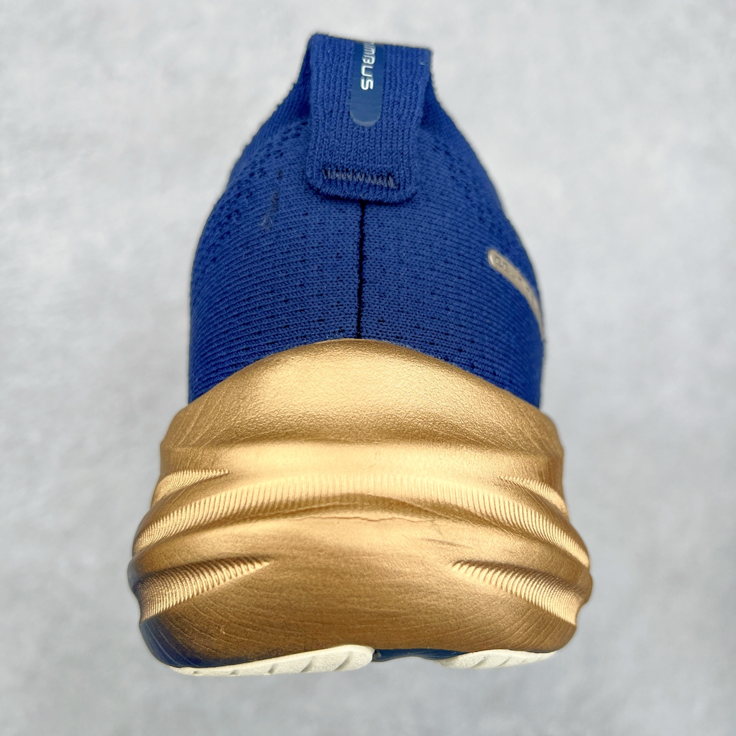 图片[8]-Asics GEL-Nimbus 26 亚瑟士缓震跑鞋 近年复古风潮的势头很旺 ASICS一直坚信保持身体的健康与活力是打造健康快乐的生活方式的最佳途径 ASICS为复古鞋型注入新设计 为玩家的街头穿搭提供了更多可能 GEL-NIMBUSTM9运动鞋最初是为中立和仰卧跑步者设计的长距离训练器 采用原始材料和关键细节重新设计 其Y2K时代的工业外观也被大胆的对比和色块所抵消 尺码：36 36.5 37.5 38 38.5 39 40 40.5 41.5 42 42.5 43.5 44 44.5 45-选品中心