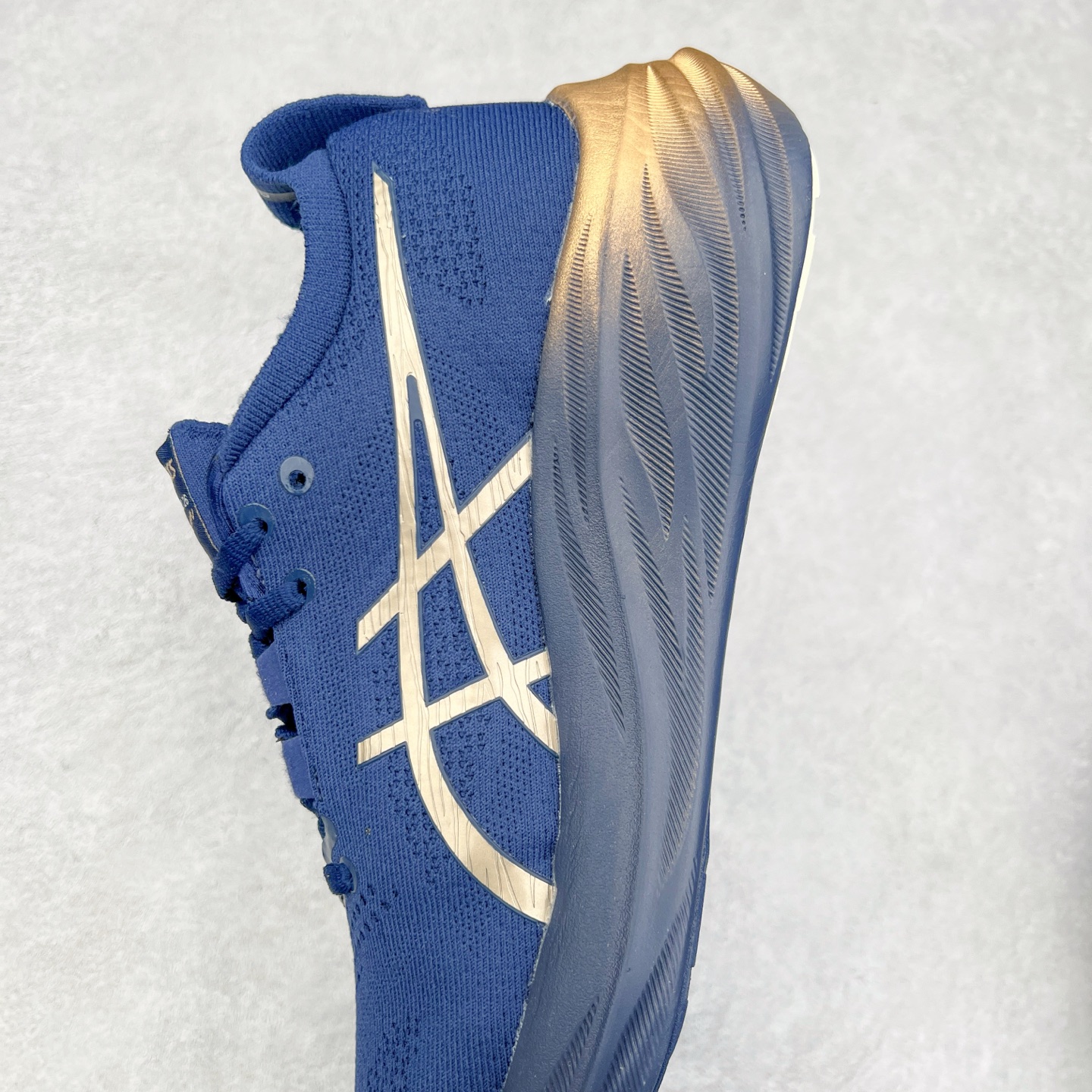 图片[7]-Asics GEL-Nimbus 26 亚瑟士缓震跑鞋 近年复古风潮的势头很旺 ASICS一直坚信保持身体的健康与活力是打造健康快乐的生活方式的最佳途径 ASICS为复古鞋型注入新设计 为玩家的街头穿搭提供了更多可能 GEL-NIMBUSTM9运动鞋最初是为中立和仰卧跑步者设计的长距离训练器 采用原始材料和关键细节重新设计 其Y2K时代的工业外观也被大胆的对比和色块所抵消 尺码：36 36.5 37.5 38 38.5 39 40 40.5 41.5 42 42.5 43.5 44 44.5 45-选品中心