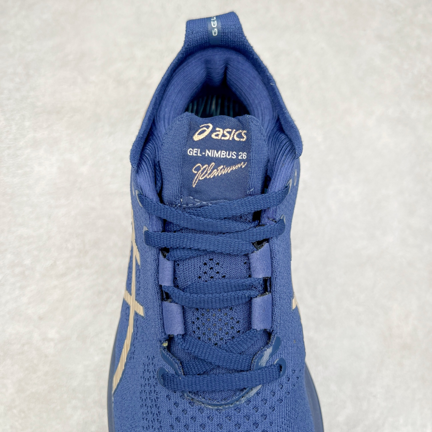 图片[5]-Asics GEL-Nimbus 26 亚瑟士缓震跑鞋 近年复古风潮的势头很旺 ASICS一直坚信保持身体的健康与活力是打造健康快乐的生活方式的最佳途径 ASICS为复古鞋型注入新设计 为玩家的街头穿搭提供了更多可能 GEL-NIMBUSTM9运动鞋最初是为中立和仰卧跑步者设计的长距离训练器 采用原始材料和关键细节重新设计 其Y2K时代的工业外观也被大胆的对比和色块所抵消 尺码：36 36.5 37.5 38 38.5 39 40 40.5 41.5 42 42.5 43.5 44 44.5 45-选品中心