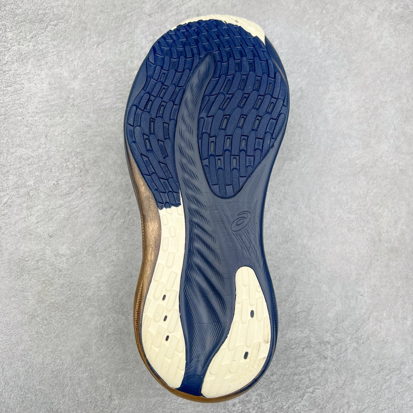 图片[9]-Asics GEL-Nimbus 26 亚瑟士缓震跑鞋 近年复古风潮的势头很旺 ASICS一直坚信保持身体的健康与活力是打造健康快乐的生活方式的最佳途径 ASICS为复古鞋型注入新设计 为玩家的街头穿搭提供了更多可能 GEL-NIMBUSTM9运动鞋最初是为中立和仰卧跑步者设计的长距离训练器 采用原始材料和关键细节重新设计 其Y2K时代的工业外观也被大胆的对比和色块所抵消 尺码：36 36.5 37.5 38 38.5 39 40 40.5 41.5 42 42.5 43.5 44 44.5 45-选品中心