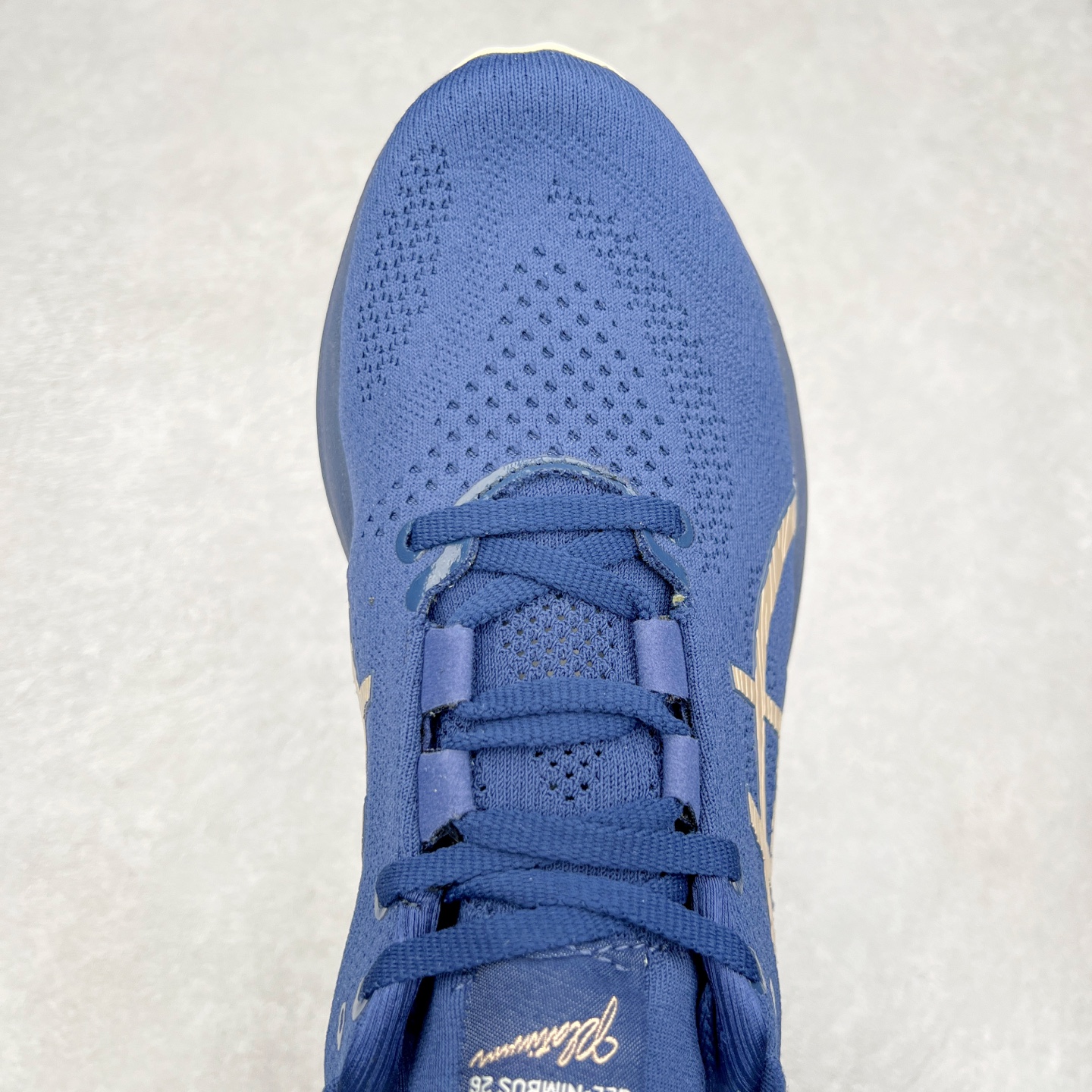 图片[4]-Asics GEL-Nimbus 26 亚瑟士缓震跑鞋 近年复古风潮的势头很旺 ASICS一直坚信保持身体的健康与活力是打造健康快乐的生活方式的最佳途径 ASICS为复古鞋型注入新设计 为玩家的街头穿搭提供了更多可能 GEL-NIMBUSTM9运动鞋最初是为中立和仰卧跑步者设计的长距离训练器 采用原始材料和关键细节重新设计 其Y2K时代的工业外观也被大胆的对比和色块所抵消 尺码：36 36.5 37.5 38 38.5 39 40 40.5 41.5 42 42.5 43.5 44 44.5 45-选品中心