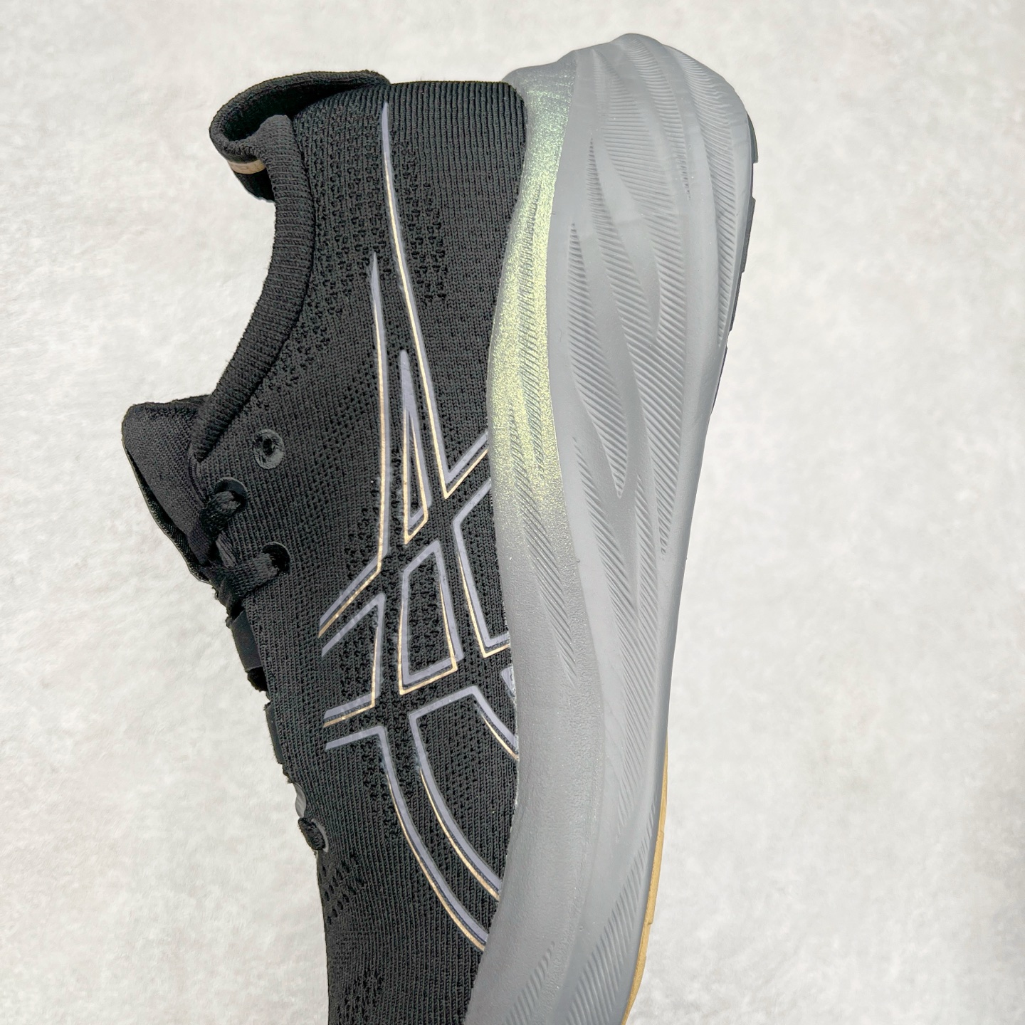 图片[7]-Asics GEL-Nimbus 26 亚瑟士缓震跑鞋 近年复古风潮的势头很旺 ASICS一直坚信保持身体的健康与活力是打造健康快乐的生活方式的最佳途径 ASICS为复古鞋型注入新设计 为玩家的街头穿搭提供了更多可能 GEL-NIMBUSTM9运动鞋最初是为中立和仰卧跑步者设计的长距离训练器 采用原始材料和关键细节重新设计 其Y2K时代的工业外观也被大胆的对比和色块所抵消 尺码：36 36.5 37.5 38 38.5 39 40 40.5 41.5 42 42.5 43.5 44 44.5 45-选品中心