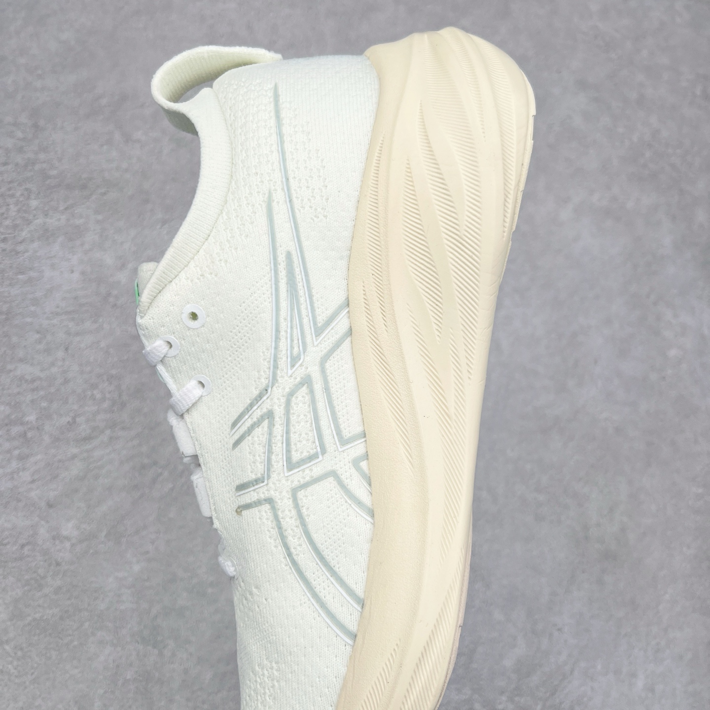 图片[7]-Asics GEL-Nimbus 26 亚瑟士缓震跑鞋 近年复古风潮的势头很旺 ASICS一直坚信保持身体的健康与活力是打造健康快乐的生活方式的最佳途径 ASICS为复古鞋型注入新设计 为玩家的街头穿搭提供了更多可能 GEL-NIMBUSTM9运动鞋最初是为中立和仰卧跑步者设计的长距离训练器 采用原始材料和关键细节重新设计 其Y2K时代的工业外观也被大胆的对比和色块所抵消 尺码：36 36.5 37.5 38 38.5 39 40 40.5 41.5 42 42.5 43.5 44 44.5 45-选品中心