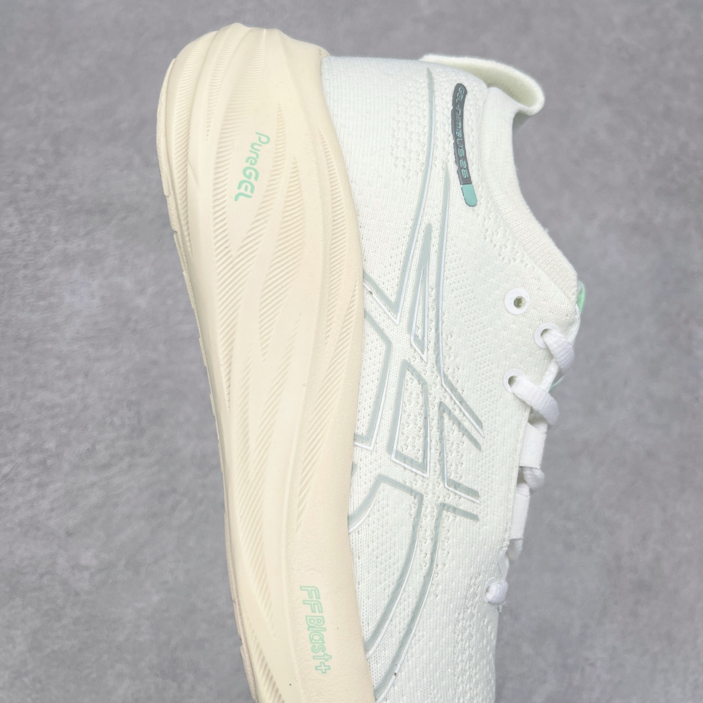 图片[6]-Asics GEL-Nimbus 26 亚瑟士缓震跑鞋 近年复古风潮的势头很旺 ASICS一直坚信保持身体的健康与活力是打造健康快乐的生活方式的最佳途径 ASICS为复古鞋型注入新设计 为玩家的街头穿搭提供了更多可能 GEL-NIMBUSTM9运动鞋最初是为中立和仰卧跑步者设计的长距离训练器 采用原始材料和关键细节重新设计 其Y2K时代的工业外观也被大胆的对比和色块所抵消 尺码：36 36.5 37.5 38 38.5 39 40 40.5 41.5 42 42.5 43.5 44 44.5 45-选品中心