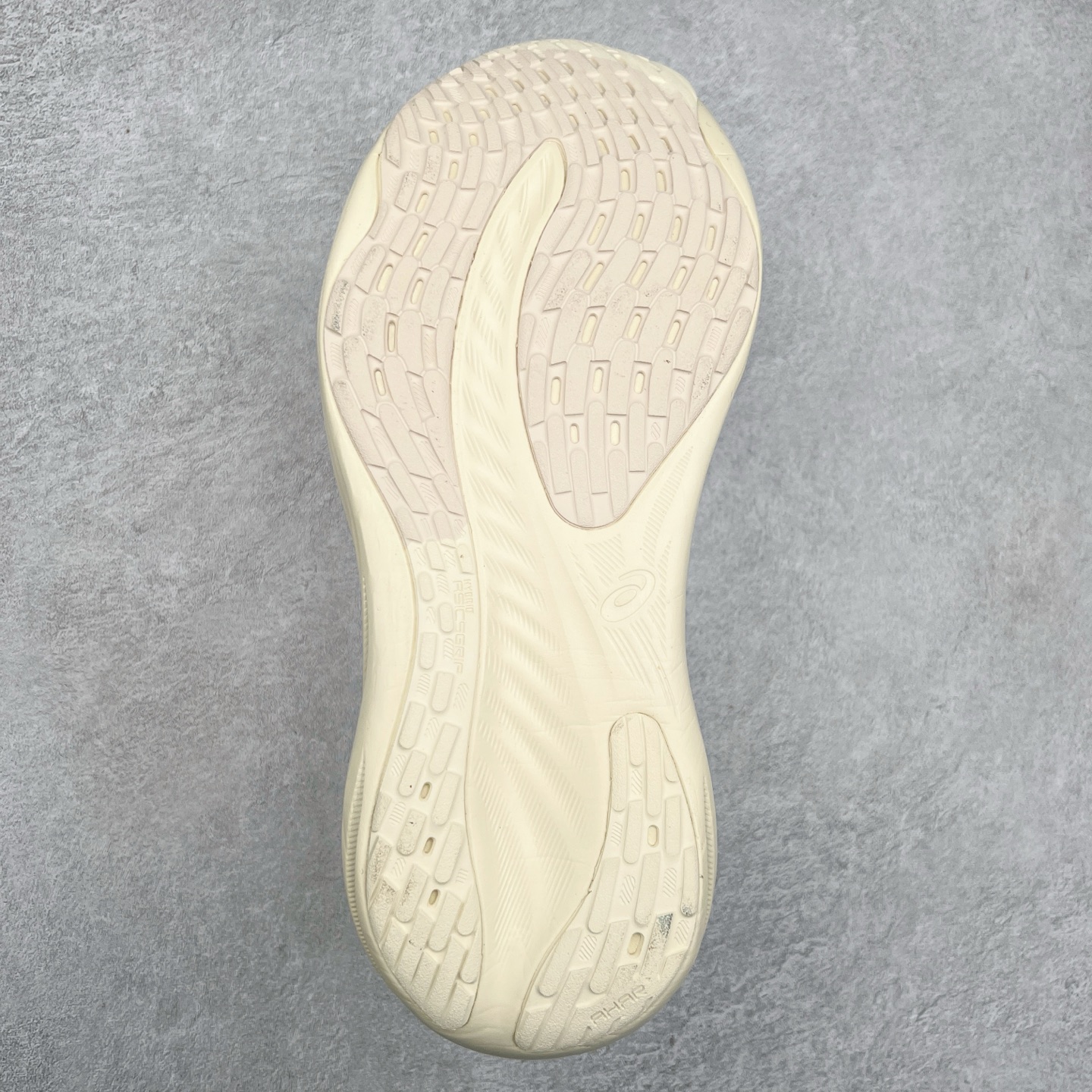 图片[9]-Asics GEL-Nimbus 26 亚瑟士缓震跑鞋 近年复古风潮的势头很旺 ASICS一直坚信保持身体的健康与活力是打造健康快乐的生活方式的最佳途径 ASICS为复古鞋型注入新设计 为玩家的街头穿搭提供了更多可能 GEL-NIMBUSTM9运动鞋最初是为中立和仰卧跑步者设计的长距离训练器 采用原始材料和关键细节重新设计 其Y2K时代的工业外观也被大胆的对比和色块所抵消 尺码：36 36.5 37.5 38 38.5 39 40 40.5 41.5 42 42.5 43.5 44 44.5 45-选品中心