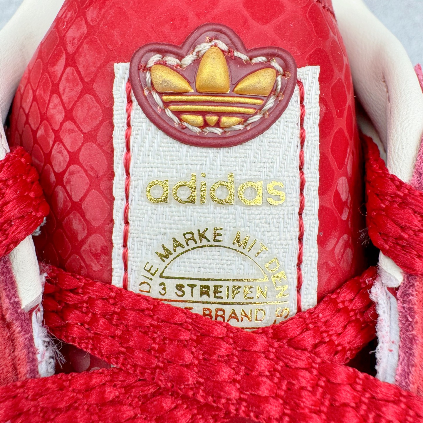 图片[15]-＃HP纯原 AD Originals Gazelle Bold W 羚羊松糕系列复古百搭厚底增高低帮休闲运动板鞋 CNY蛇年限定 JQ5977 新的一年就要换新的打扮啦！除了设定变美、健身、减肥等目标外，你已经可以利用鞋子来“偷偷改善身材比例”的愿望了！ 因为有一句话。身高不够。鞋子来凑~赶快入手以下各大运动品牌最新推出的“厚底增高运动鞋”吧。 是最好穿最百搭的长腿神器。 重点是……不仅价格不错～鞋子也不错啊！Originals的Gazelle Bold鞋款打造出「超厚底版本」！延续流线鞋型、经典麂皮材质、白色三条线和侧面烫金标志的复古外型，奶油白鞋底高度直接乘3，出门搭上它，保证一路步步高升。尺码：36 36.5 37.5 38 38.5 39 40 40.5 41 42-选品中心