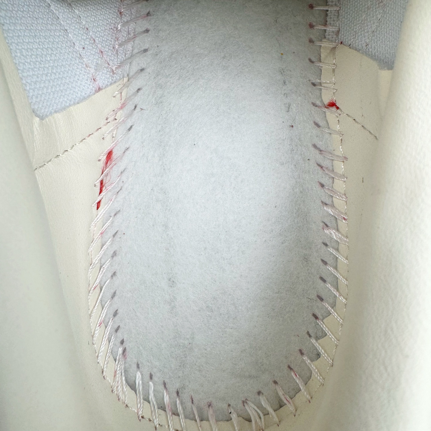 图片[21]-＃HP纯原 AD Originals Gazelle Bold W 羚羊松糕系列复古百搭厚底增高低帮休闲运动板鞋 CNY蛇年限定 JQ5977 新的一年就要换新的打扮啦！除了设定变美、健身、减肥等目标外，你已经可以利用鞋子来“偷偷改善身材比例”的愿望了！ 因为有一句话。身高不够。鞋子来凑~赶快入手以下各大运动品牌最新推出的“厚底增高运动鞋”吧。 是最好穿最百搭的长腿神器。 重点是……不仅价格不错～鞋子也不错啊！Originals的Gazelle Bold鞋款打造出「超厚底版本」！延续流线鞋型、经典麂皮材质、白色三条线和侧面烫金标志的复古外型，奶油白鞋底高度直接乘3，出门搭上它，保证一路步步高升。尺码：36 36.5 37.5 38 38.5 39 40 40.5 41 42-选品中心