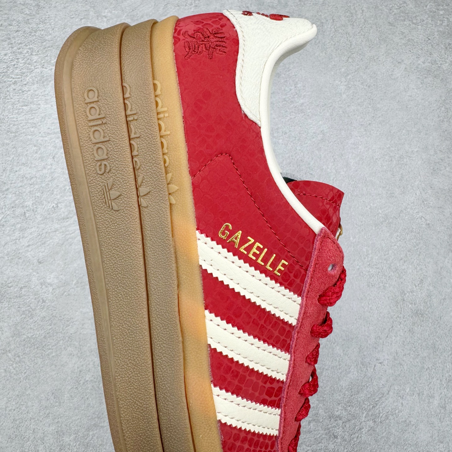 图片[6]-＃HP纯原 AD Originals Gazelle Bold W 羚羊松糕系列复古百搭厚底增高低帮休闲运动板鞋 CNY蛇年限定 JQ5977 新的一年就要换新的打扮啦！除了设定变美、健身、减肥等目标外，你已经可以利用鞋子来“偷偷改善身材比例”的愿望了！ 因为有一句话。身高不够。鞋子来凑~赶快入手以下各大运动品牌最新推出的“厚底增高运动鞋”吧。 是最好穿最百搭的长腿神器。 重点是……不仅价格不错～鞋子也不错啊！Originals的Gazelle Bold鞋款打造出「超厚底版本」！延续流线鞋型、经典麂皮材质、白色三条线和侧面烫金标志的复古外型，奶油白鞋底高度直接乘3，出门搭上它，保证一路步步高升。尺码：36 36.5 37.5 38 38.5 39 40 40.5 41 42-选品中心